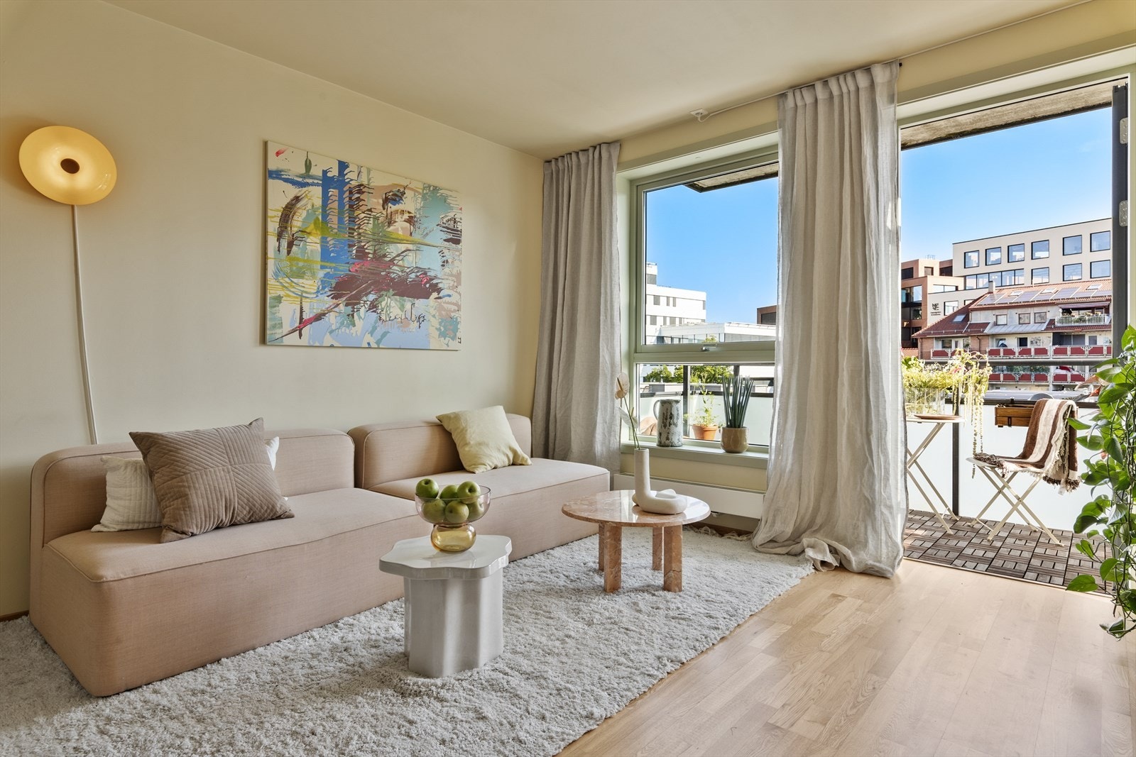 Stue og balkong smelter sammen til en forlengelse av oppholdsrommet på varme dager Galleribilde