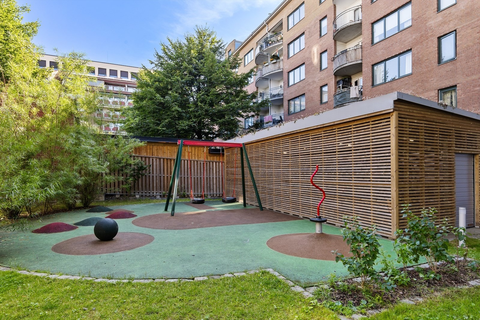 Avgrenset lekeplass i bakgården gir trygge og sosiale rammer for de små! Galleribilde