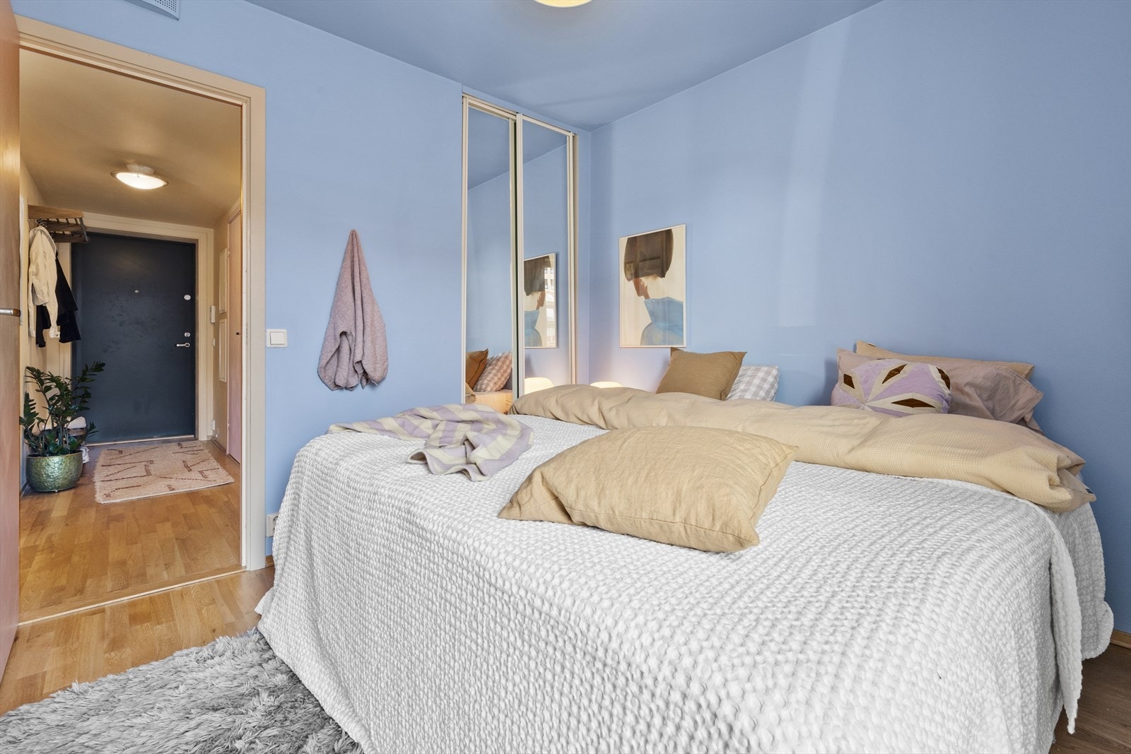 Skyvedørsgarderobe med speilflater gir rikelig oppbevaringsplass og en romslig følelse Galleribilde