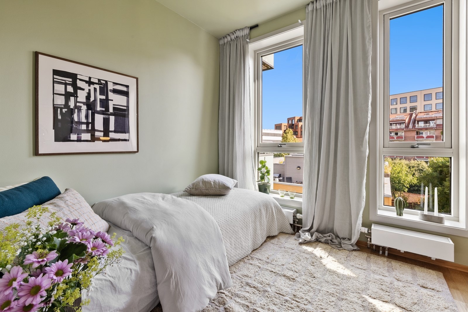 Soverom 2 har plass til seng og garderobeskap, med malte vegger i tidsriktige farger Galleribilde