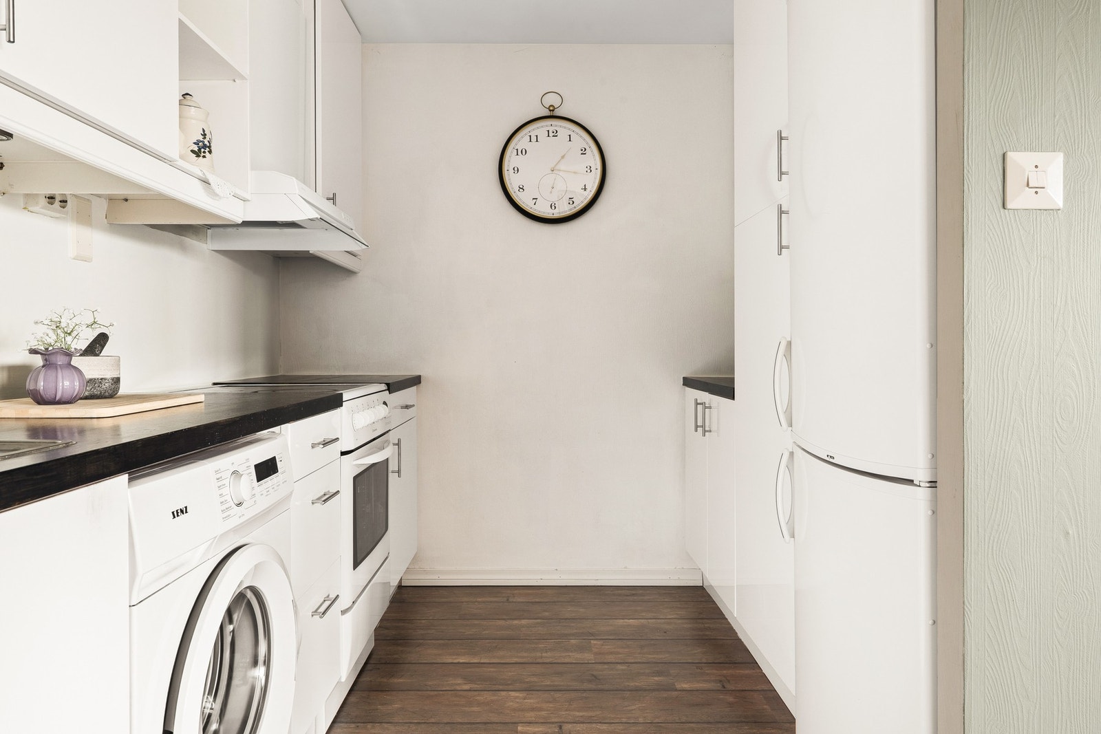 Integrerte hvitevarer består av ventilator og oppvaskmaskin. Det er plass for komfyr og kjøleskap. Galleribilde