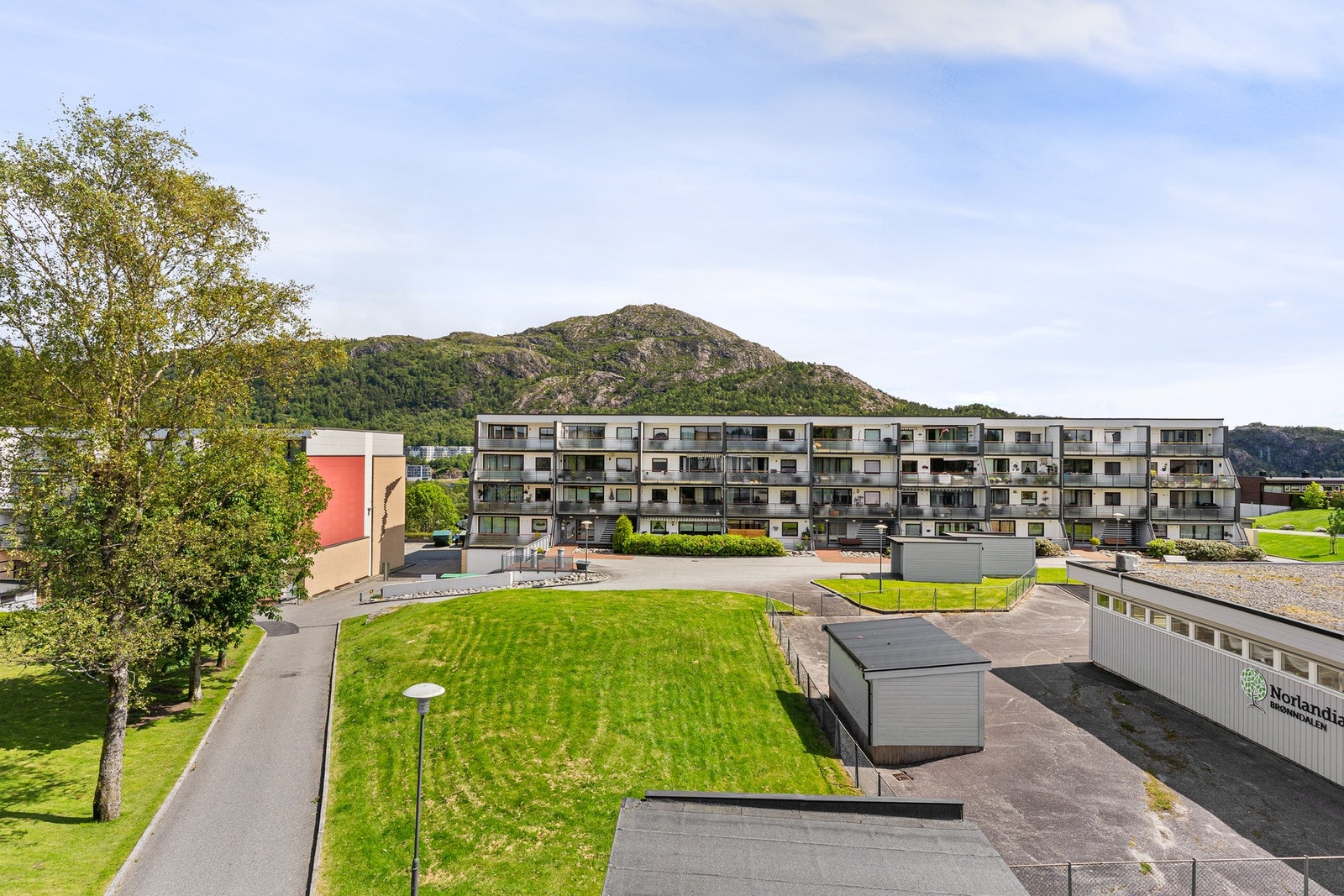 Borettslaget har flotte fellesområder. Mulighet for parkering etter "førstemann til mølla"-prinsippet. Galleribilde