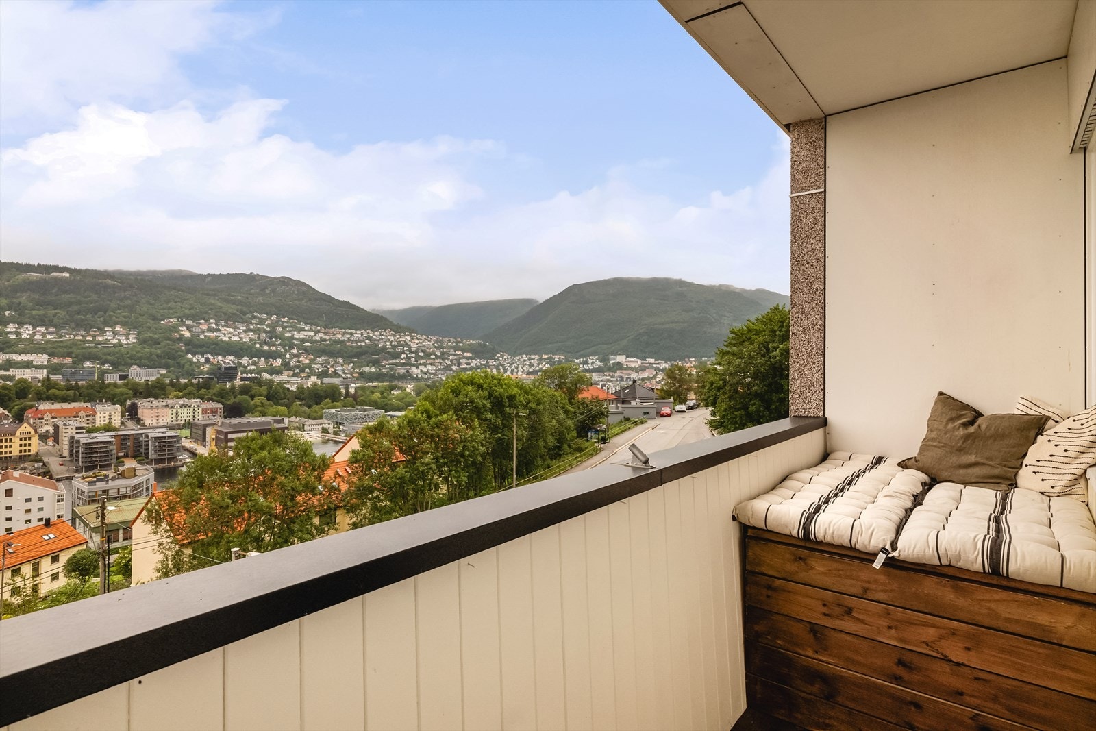Utsikt mot både Fløyen og Ulriken i en retning. Galleribilde