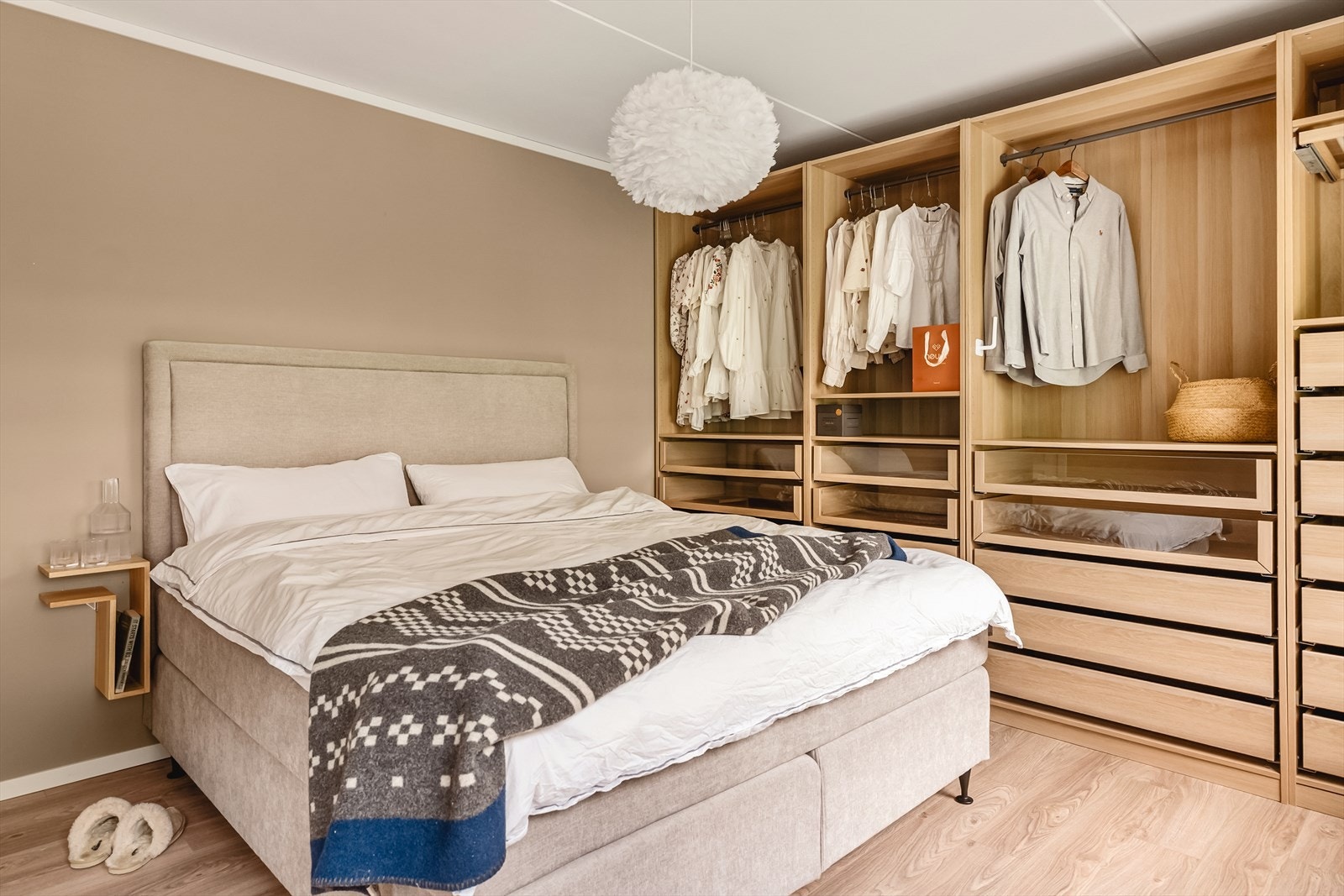 Begge rommene er malt i behagelige farger og har begge plass til stor seng, nattbord, garderobeskap/kommode og annet ønskelig møblement. Galleribilde