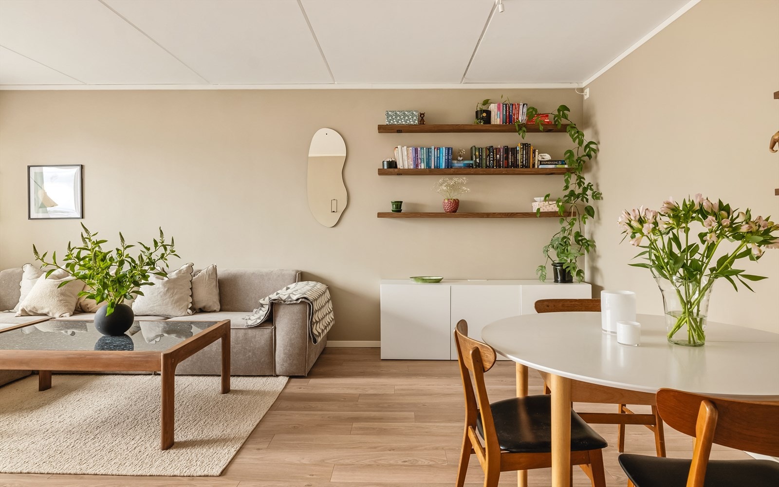 Stuen måler hele 23,7 kvadratmeter, god plass til både sofa- og spisegruppe. Galleribilde