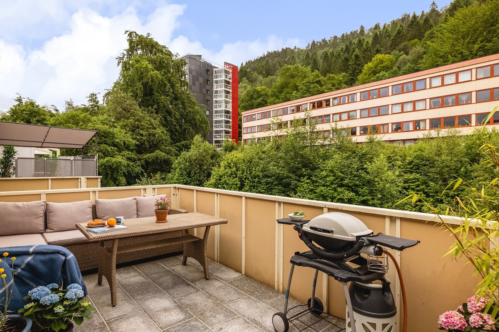 Selger opplyser om svært gode solforhold på sommerstid, fra tidlig morgen til seint om kvelden. Galleribilde