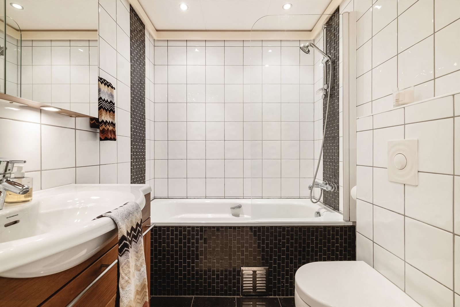 Badet fremstår pent og måler 4,7 kvm. Galleribilde