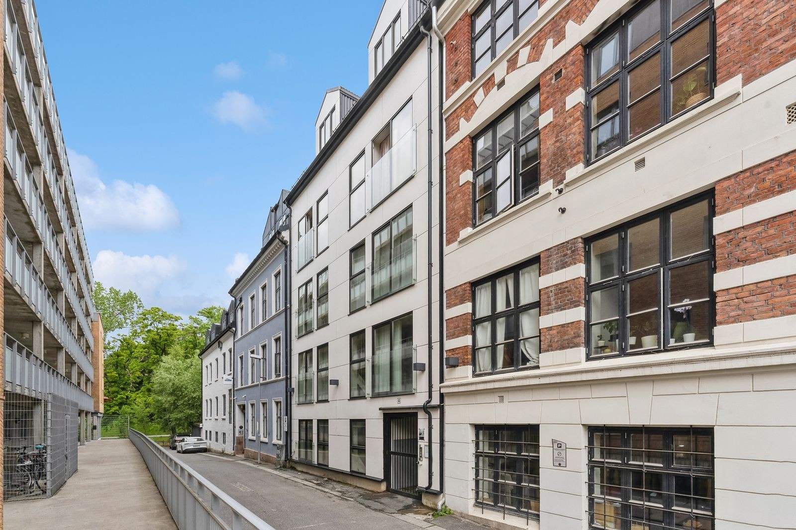 Fasade - Leiligheten ligger i et rolig, men samtidig sentralt område med kort vei til off.komm Galleribilde