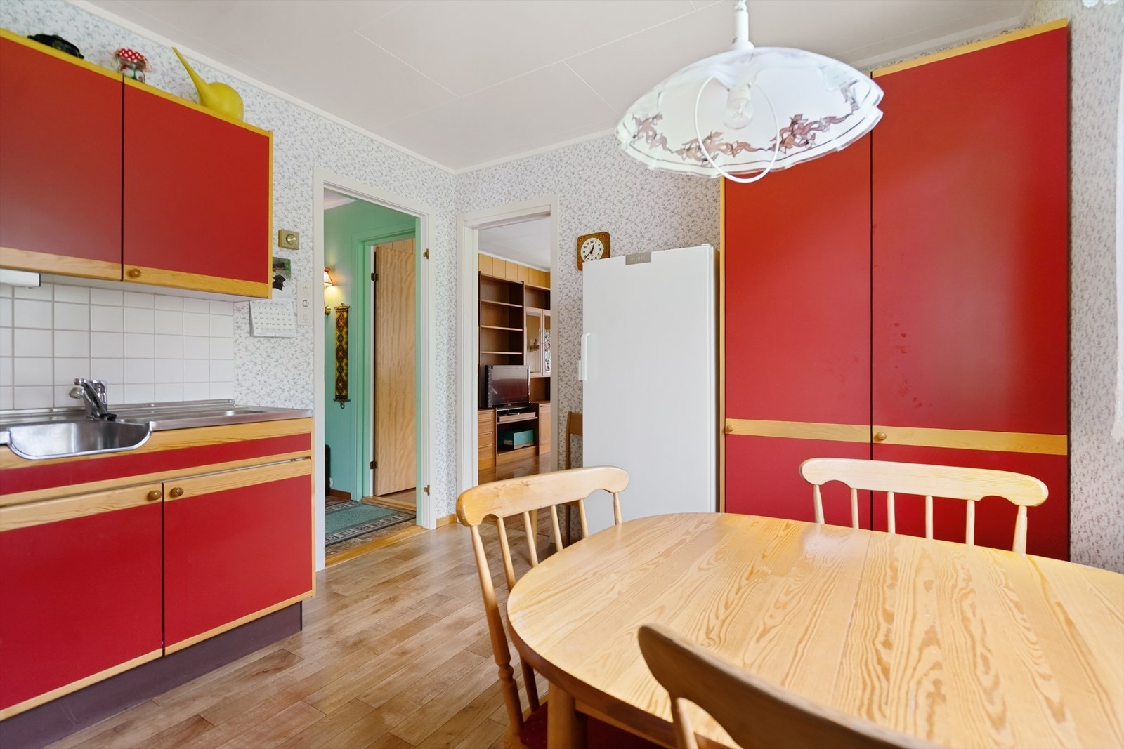 Kjøkkenet har innredning med malte fronter og laminat benkeplate. Galleribilde