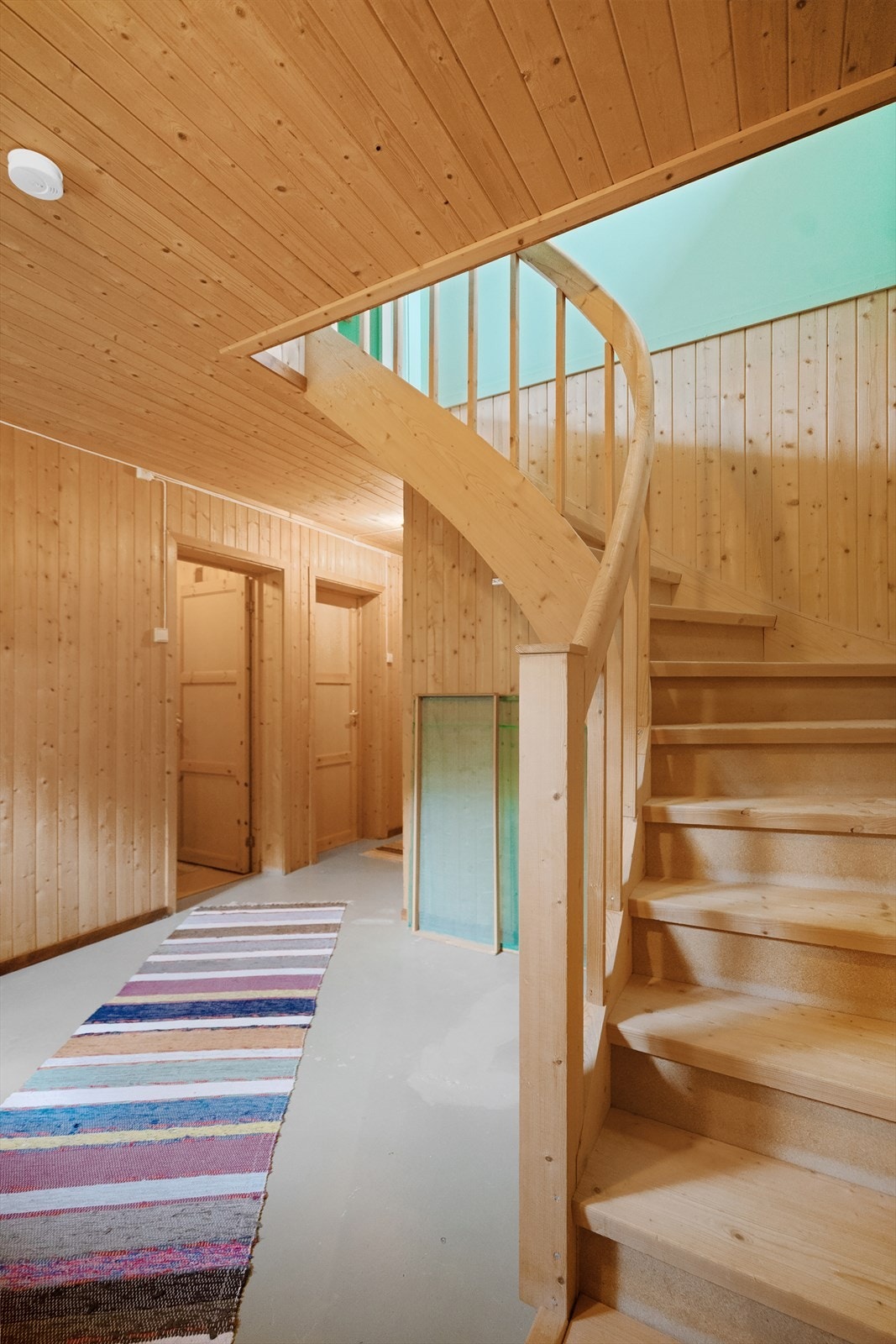 Trapp fra 1.etasje til underetasje Galleribilde