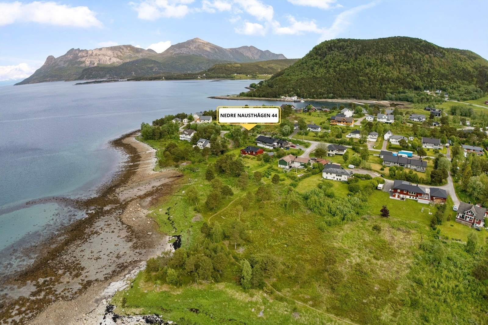 Eiendommen ligger vestvendt, og har gode sol og lysforhold. Det er kort vei til fiske og turterreng, og ca 300 meter til barnehage. Galleribilde
