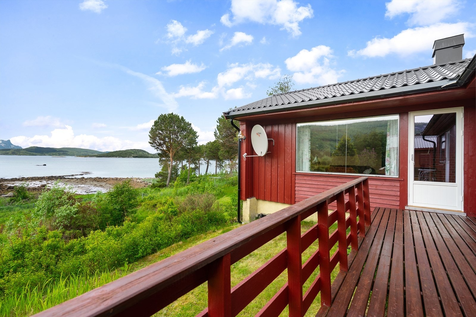 Det er utgang til altan fra både stue og et soverom Galleribilde