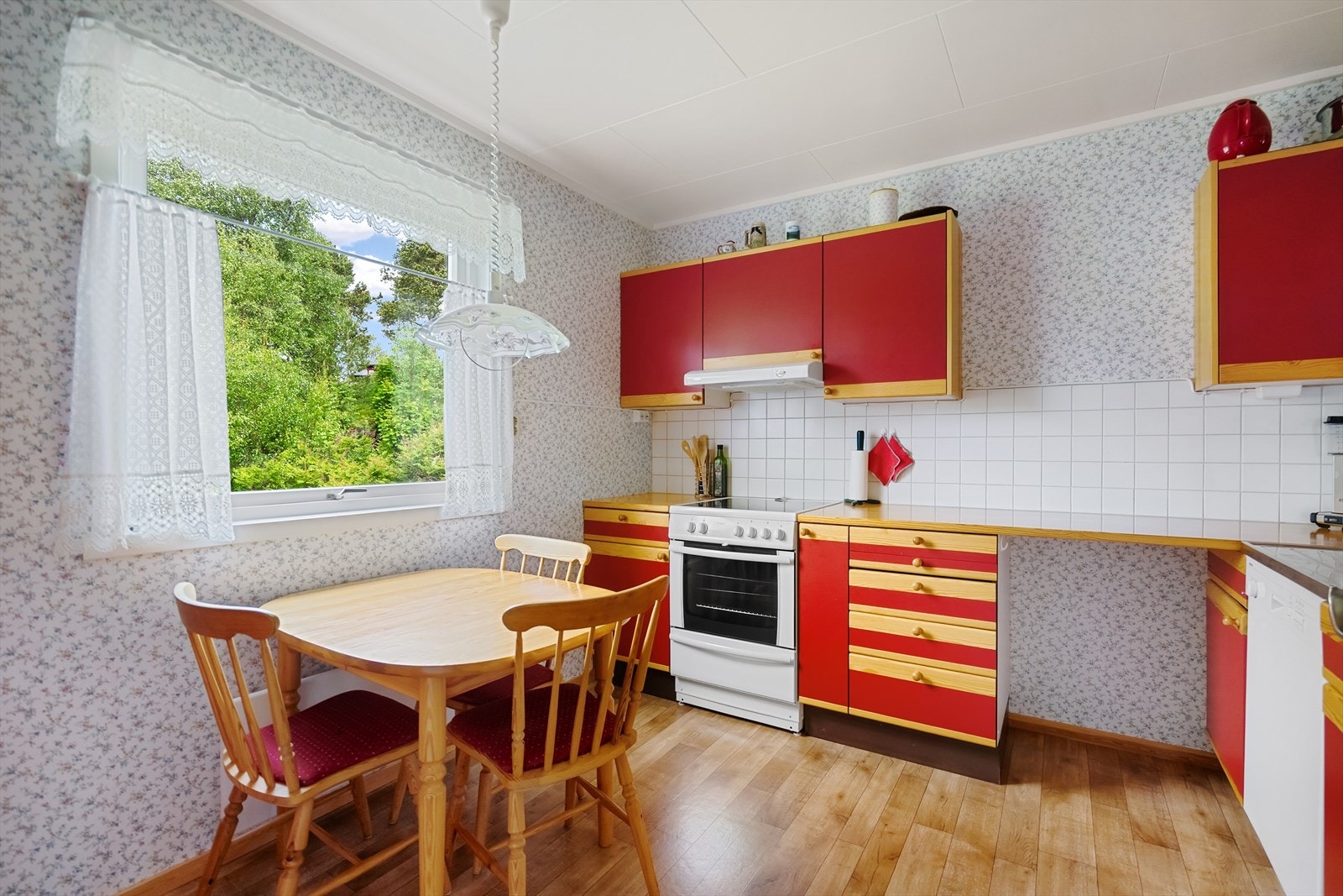 På kjøkkenet er det plass til spisegruppe. Galleribilde