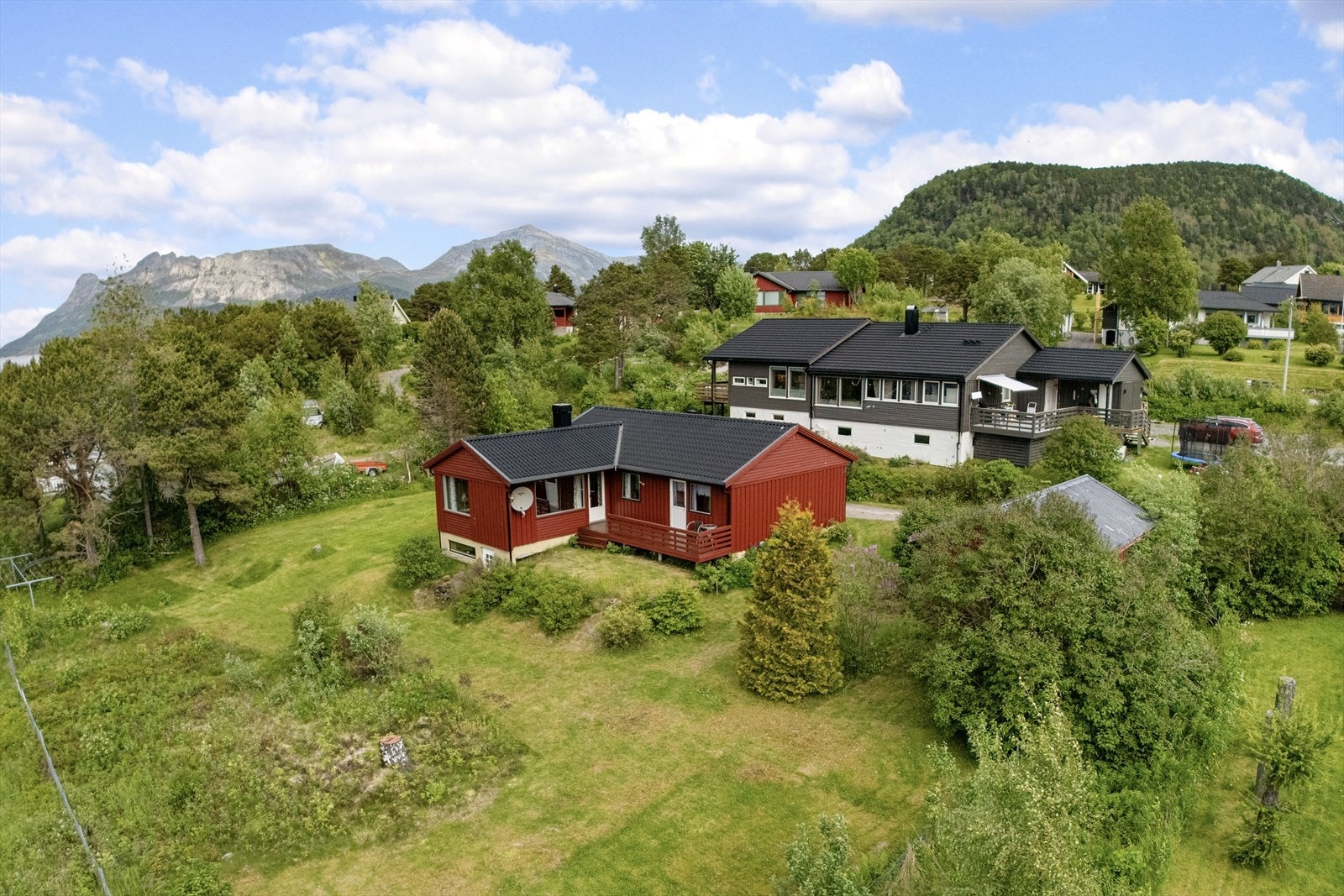Eiendommen ligger i Ulvsvåg i Hamarøy kommune ca 8-900 meter fra sentrum av Ulvsvåg der man finner dagligvarebutikk, bensinstasjon/bilverksted, treningssenter og gjestegård. Galleribilde
