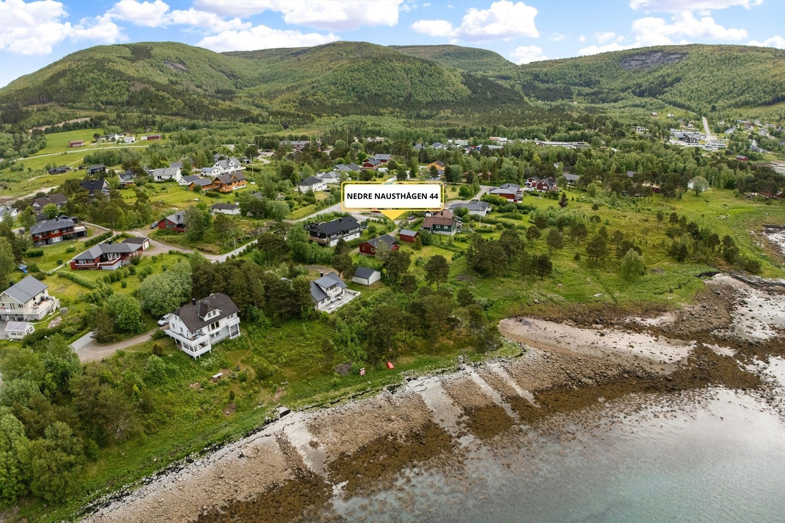 Ulvsvåg ligger ca 16 km fra Oppeid som er kommunesenteret i Hamarøy kommune. Galleribilde