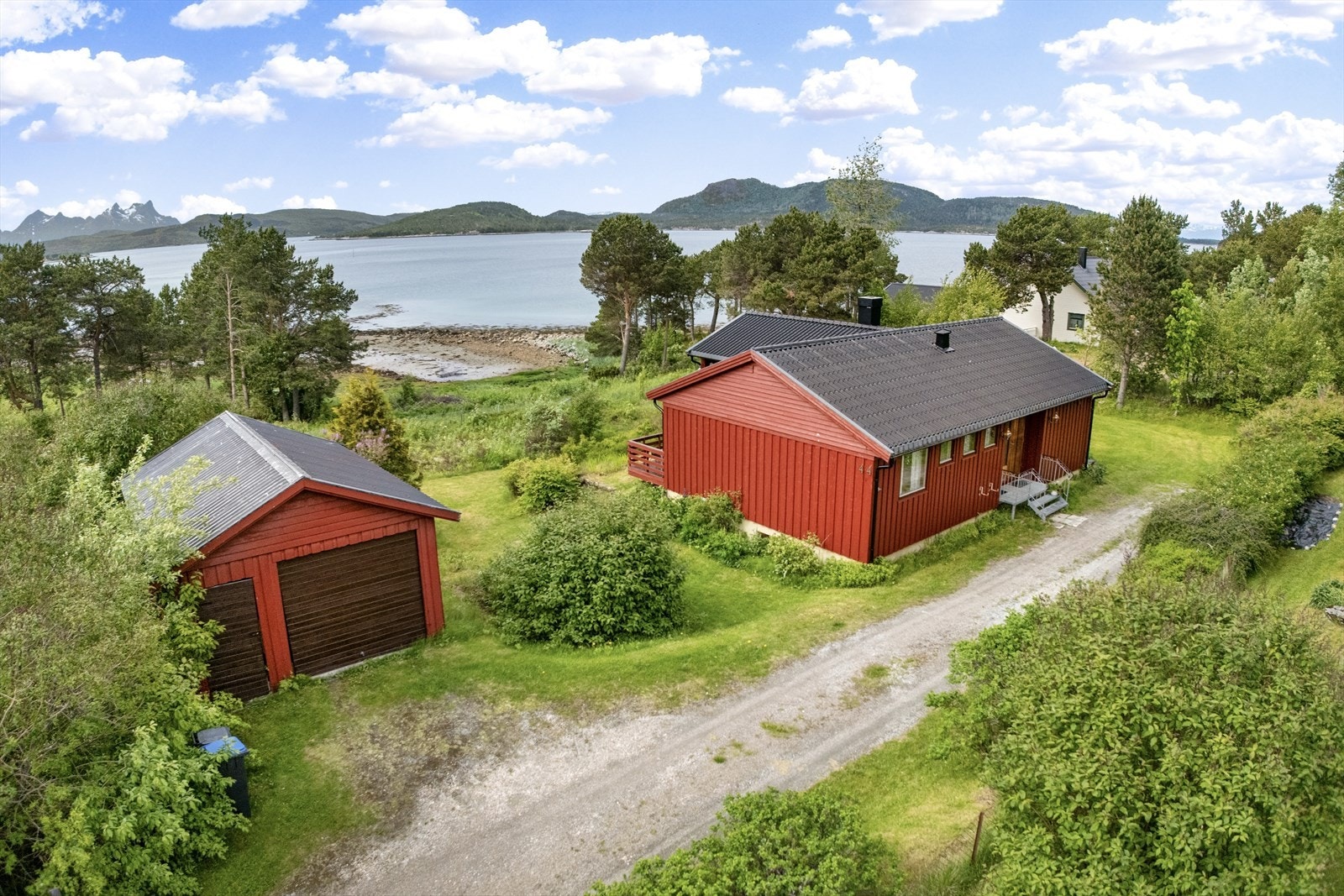 Gode muligheter for parkering i garasje og på tomten. Galleribilde