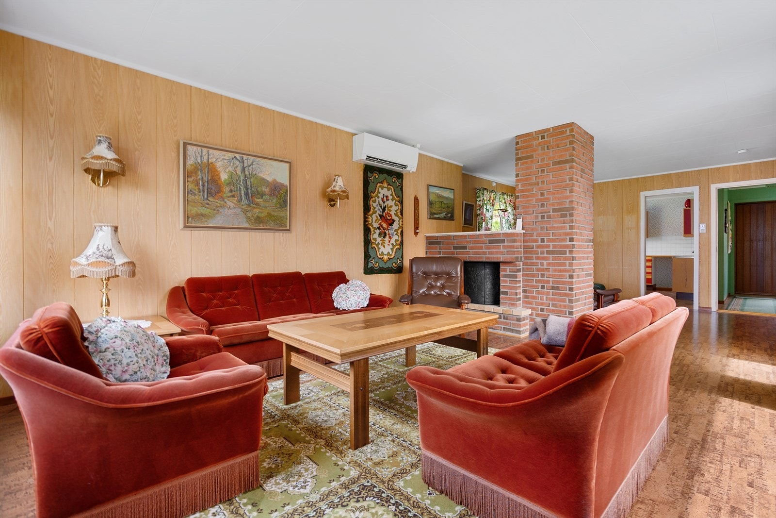 I stue er det elementpipe med stor murt peis og varmepumpe. Galleribilde