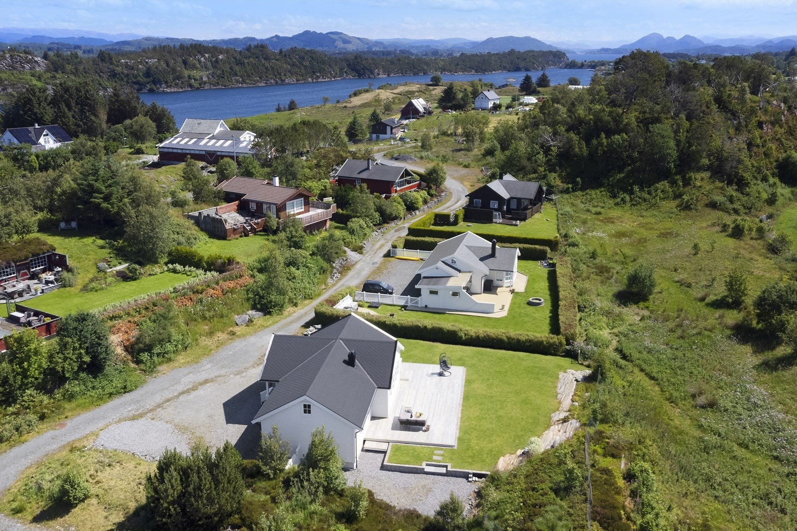 Det medfølger båtplass i marina som ligger like nedenfor hyttefeltet. Galleribilde