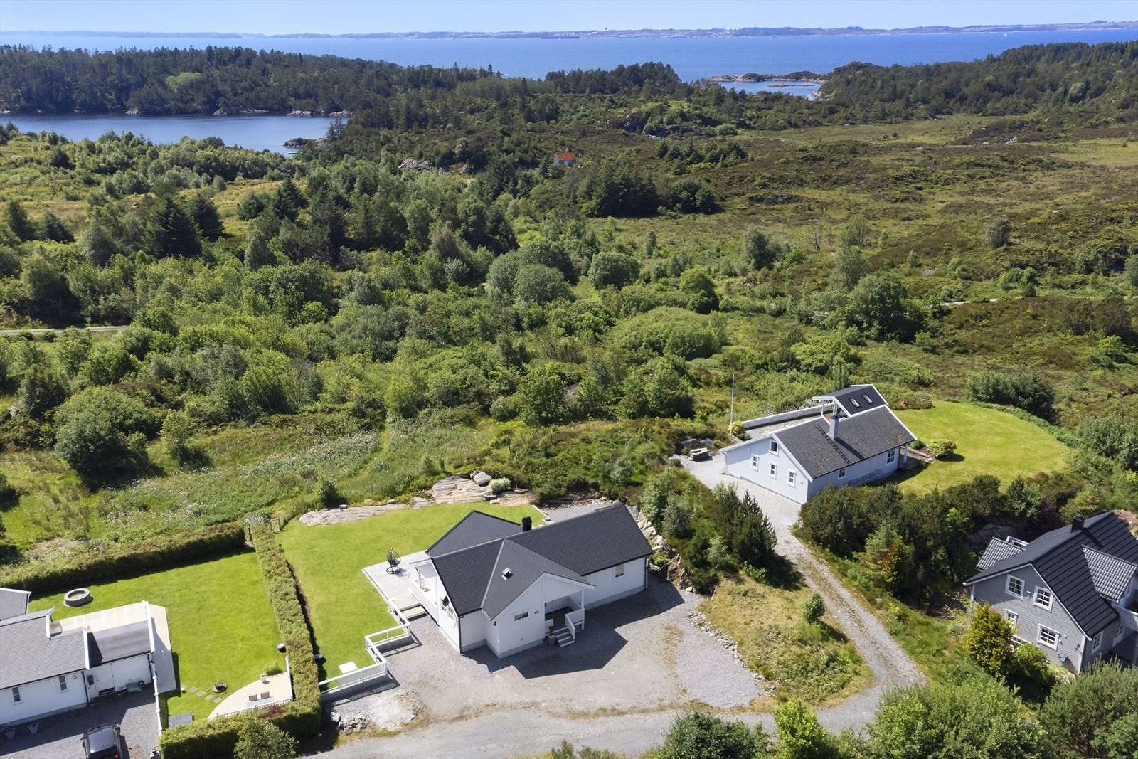 Fra inngangsdøren er det kort vei til sjø med båtliv og fiskemuligheter. Galleribilde