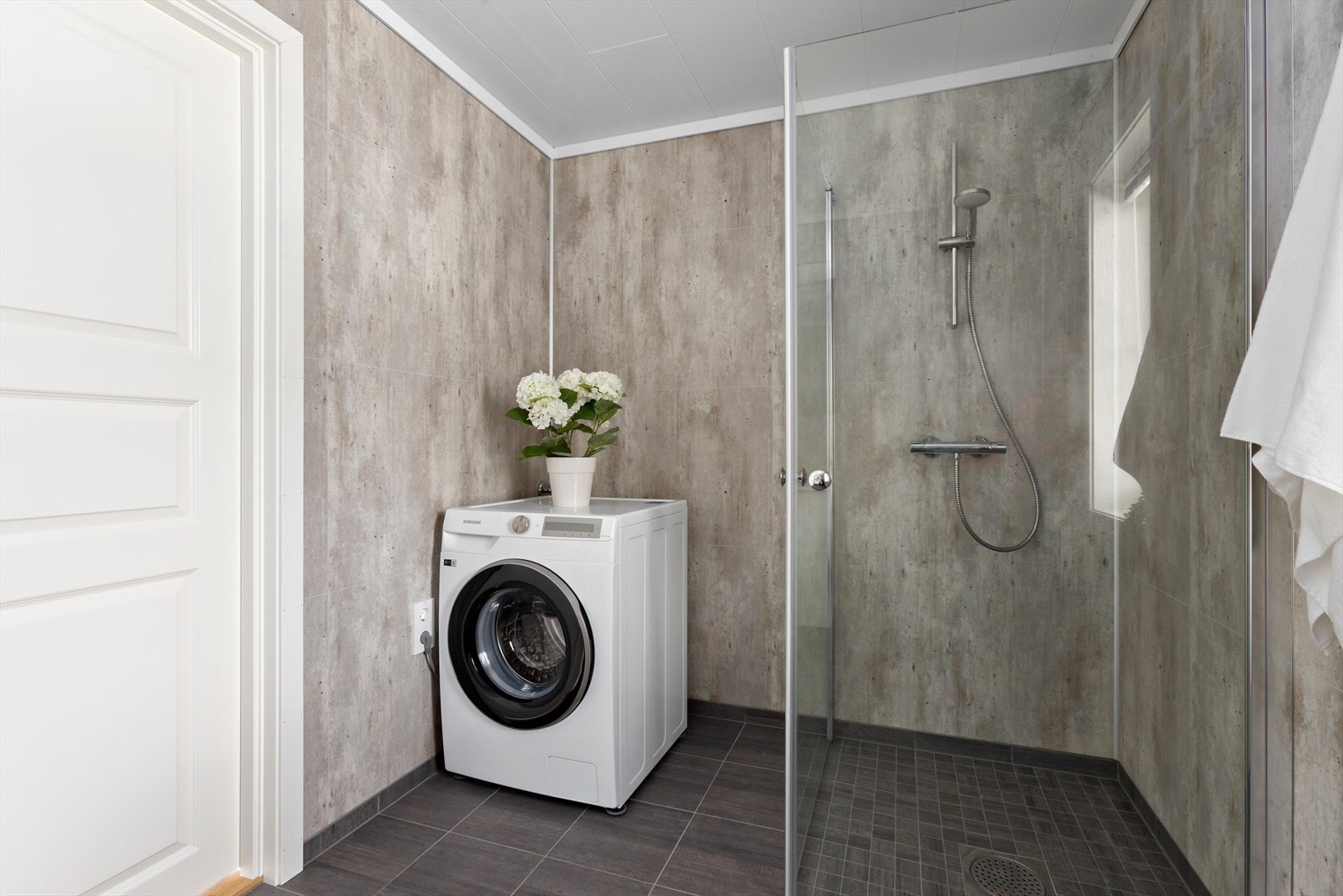 Det er opplegg for vaskemaskin på badet. Galleribilde