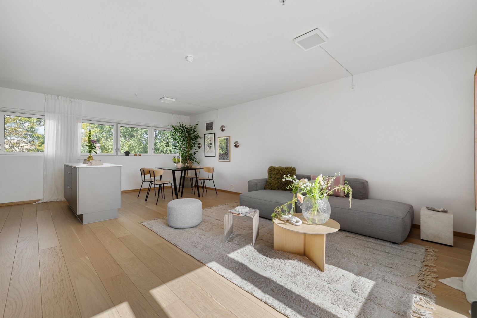 Lys og romslig stue med store vindusflater som slipper inn rikelig med naturlig lys. Galleribilde