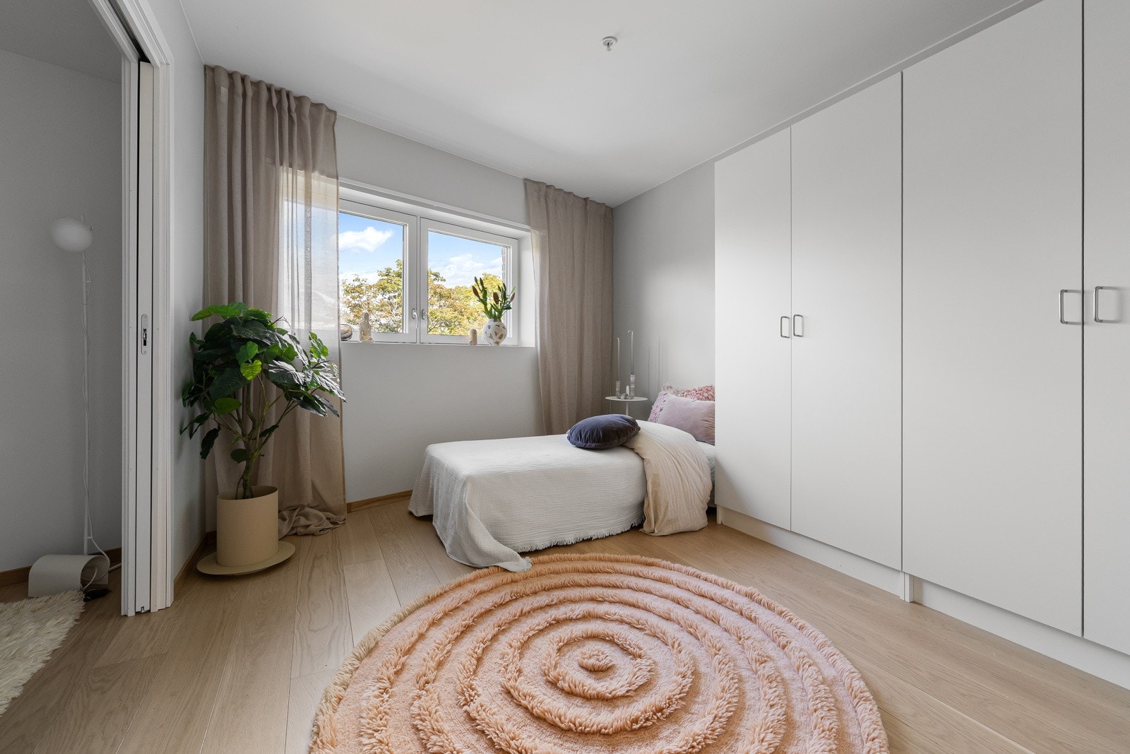 Soverom to er også av god størrelse, og passer perfekt som barnerom, gjesterom eller som kontor. Galleribilde