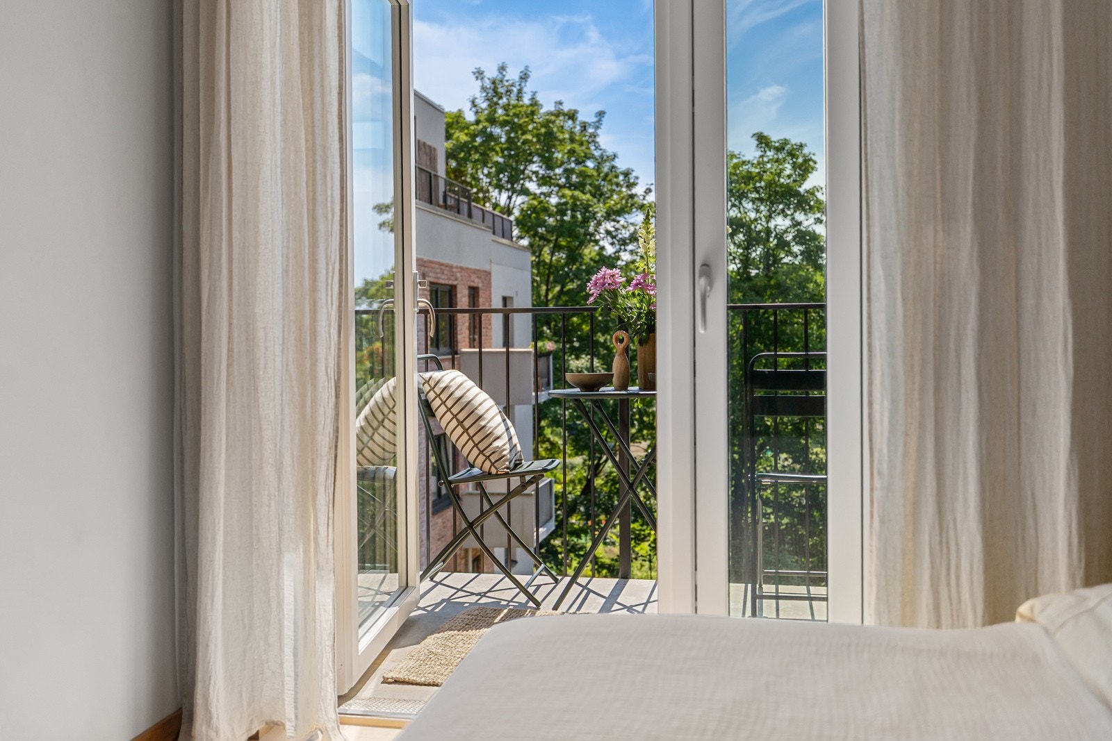 Hovedsoverommet har direkte utgang til en solrik balkong. Galleribilde