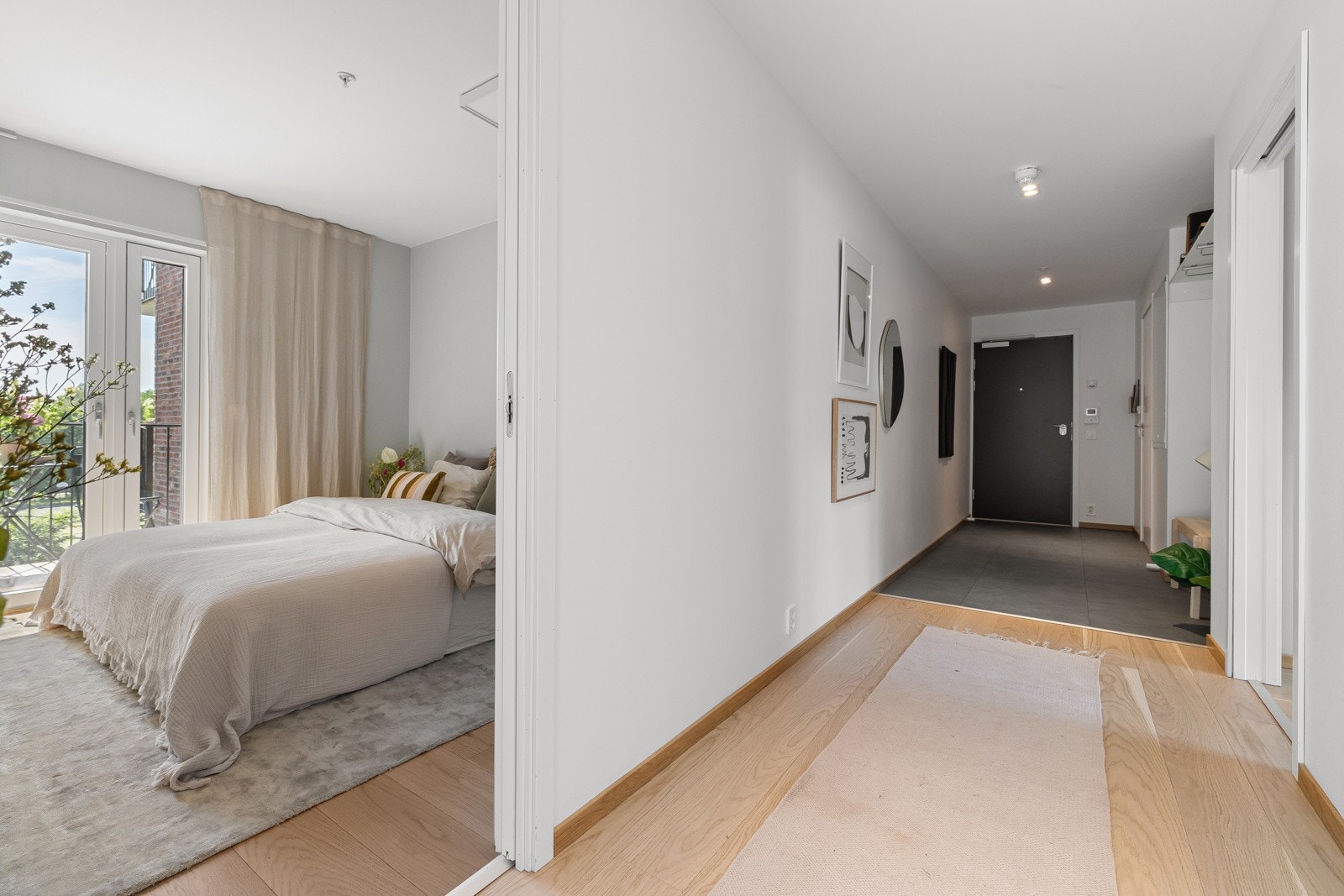 Leiligheten har to romslige soverom, begge med god plass til dobbeltseng, nattbord på hver side og praktiske garderobeløsninger. Galleribilde