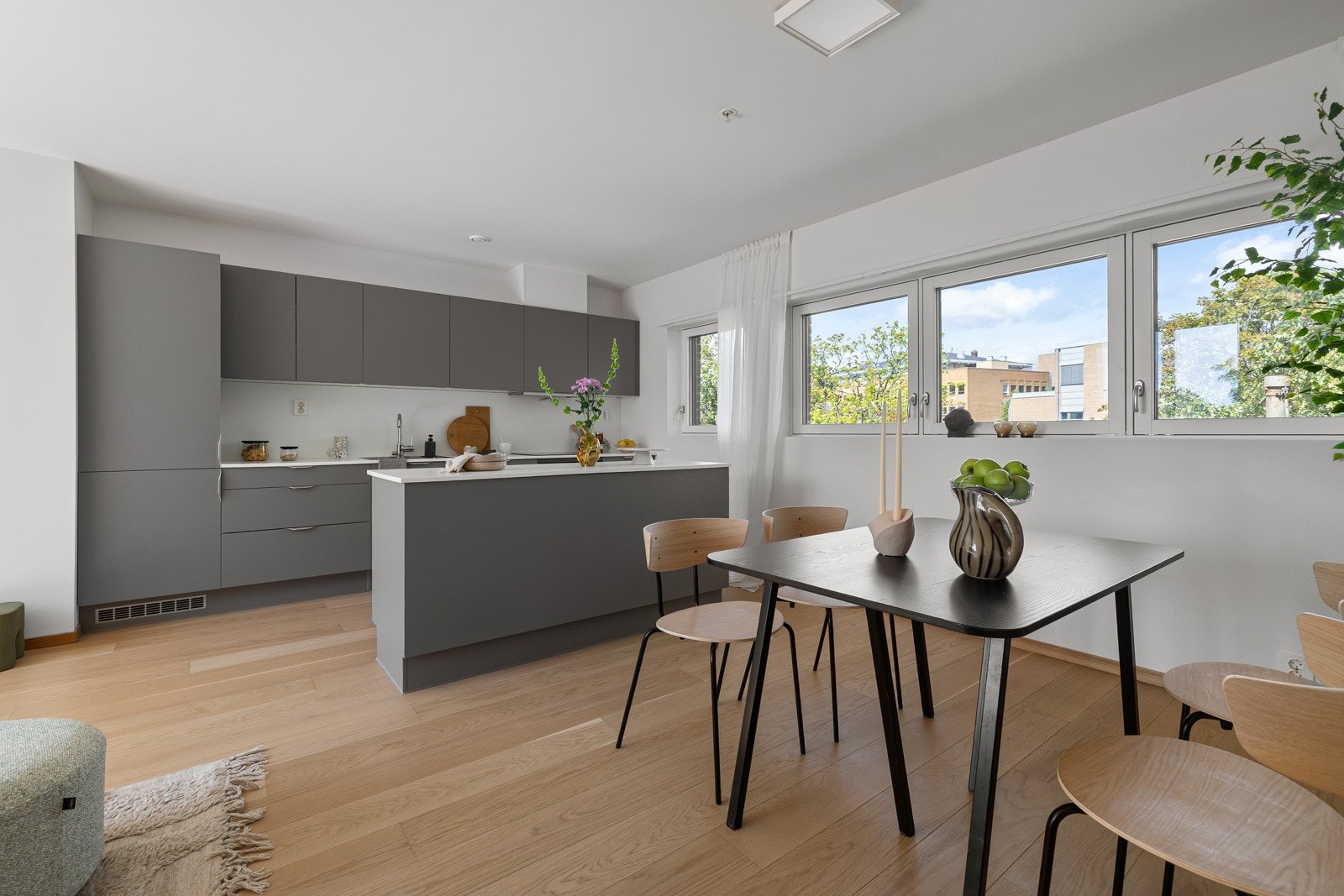 Kjøkkenet har en moderne og stilren innredning fra HTH med glatte fronter og soft-close funksjon. Galleribilde