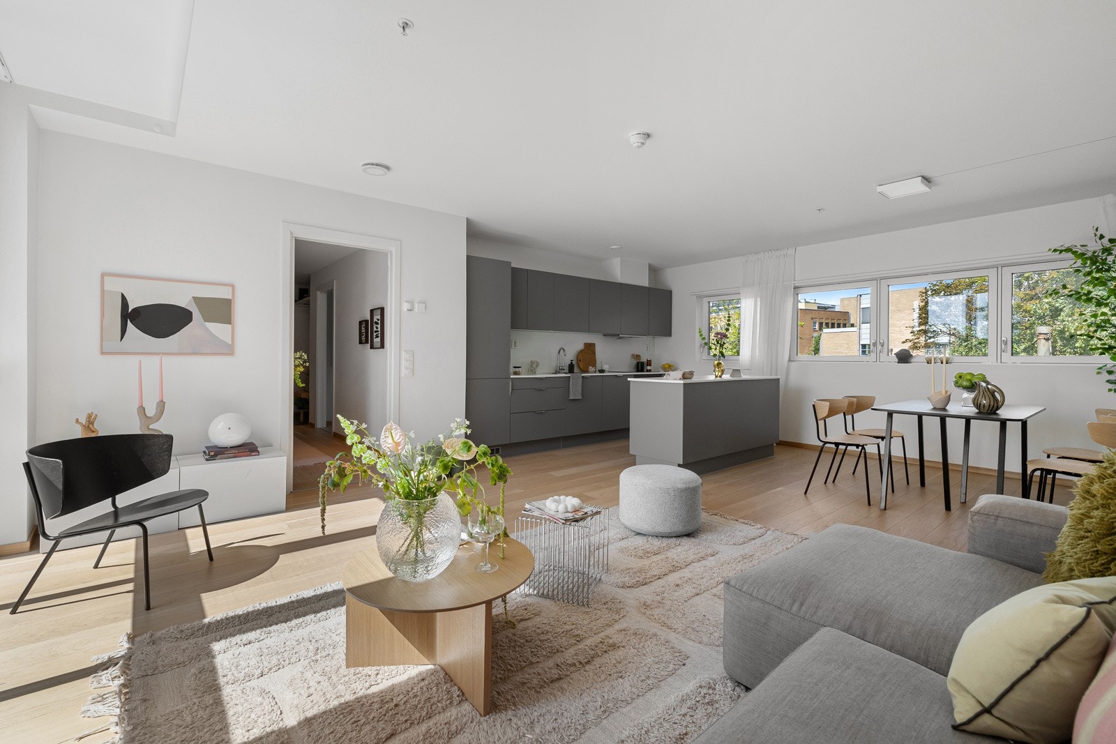 Rommet er lett å møblere, med god plass til både en komfortabel sofagruppe og en separat spiseplass. Galleribilde