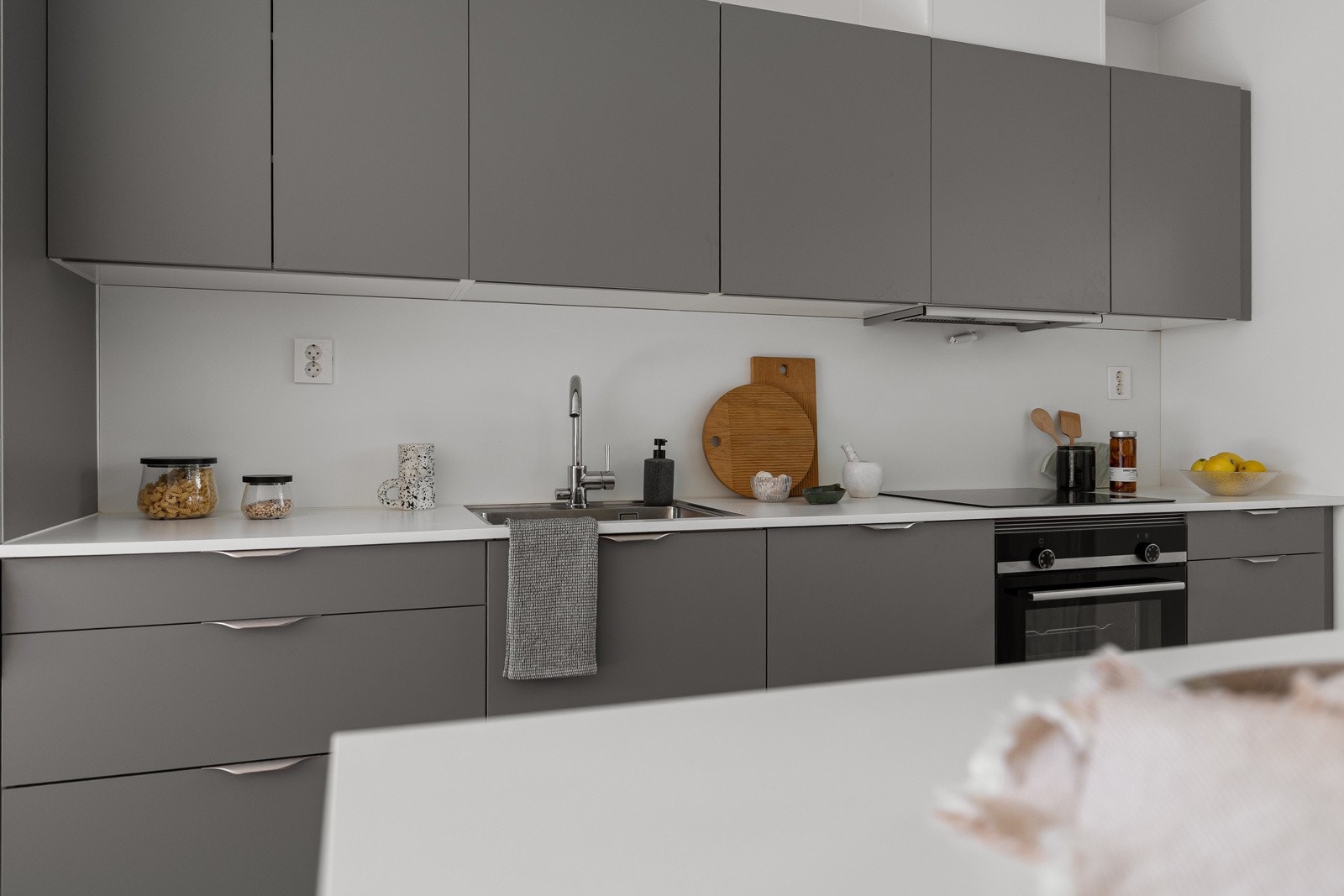 Videre er kjøkkenet fullt integrert med komfyr, oppvaskmaskin og kjøl/frys for en helhetlig og funksjonell løsning. Galleribilde