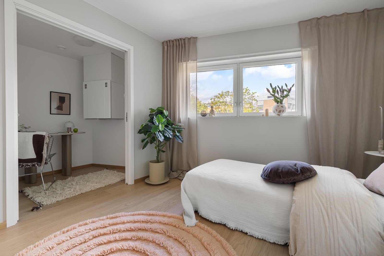 Rommet har også tilgang til en bod, som gir ekstra oppbevaringsplass. Galleribilde