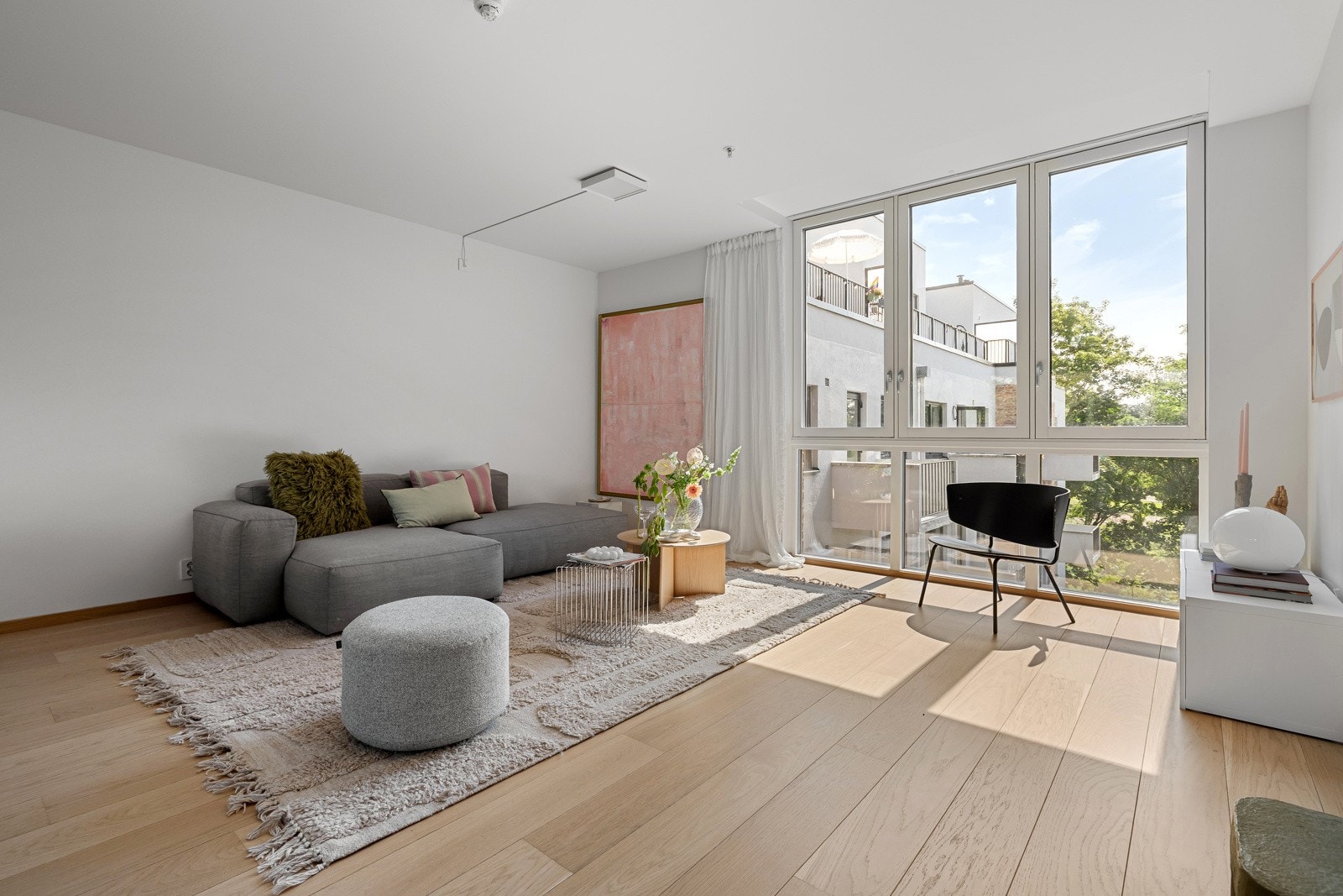 Leiligheten preges av lyse fargevalg og en god planløsning som skaper ulike sosiale soner. Galleribilde