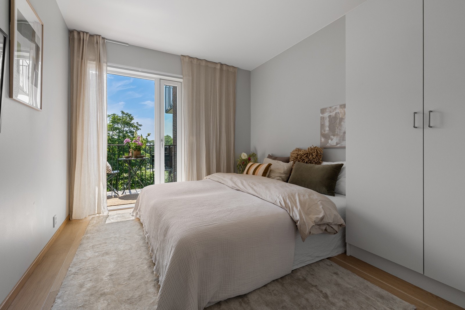 Store vindusflater gir begge rommene rikelig med naturlig lys. Galleribilde