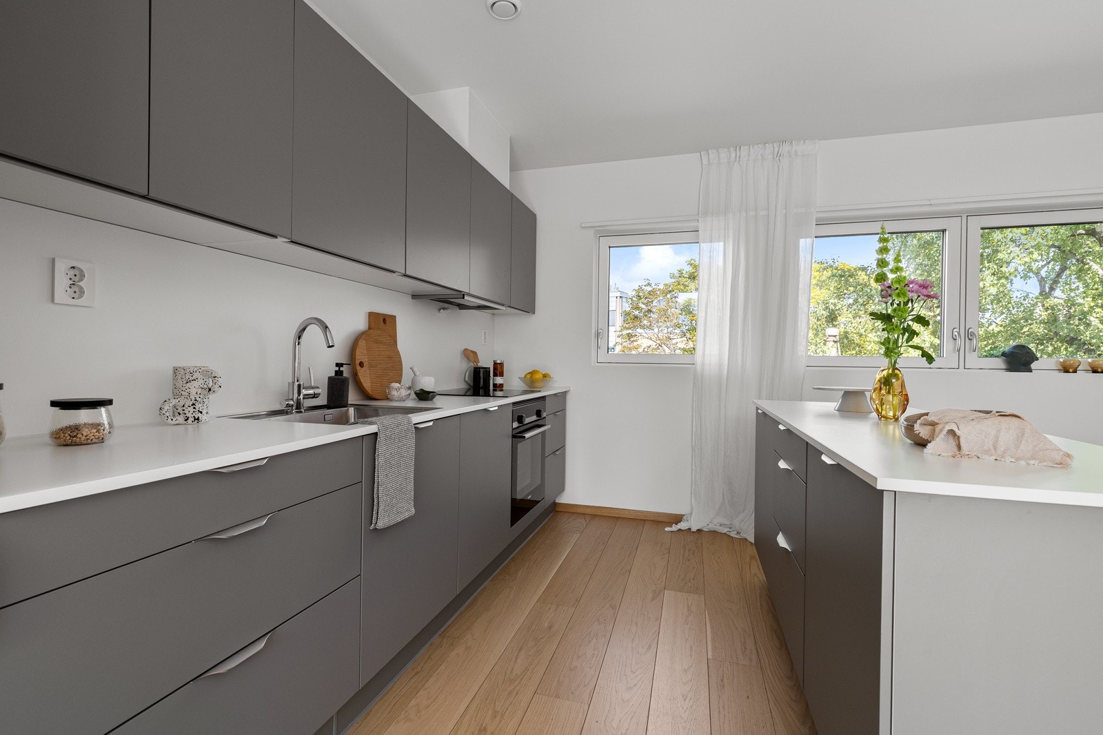 LED-belysning under overskapene gir både godt arbeidslys og et elegant uttrykk. Galleribilde