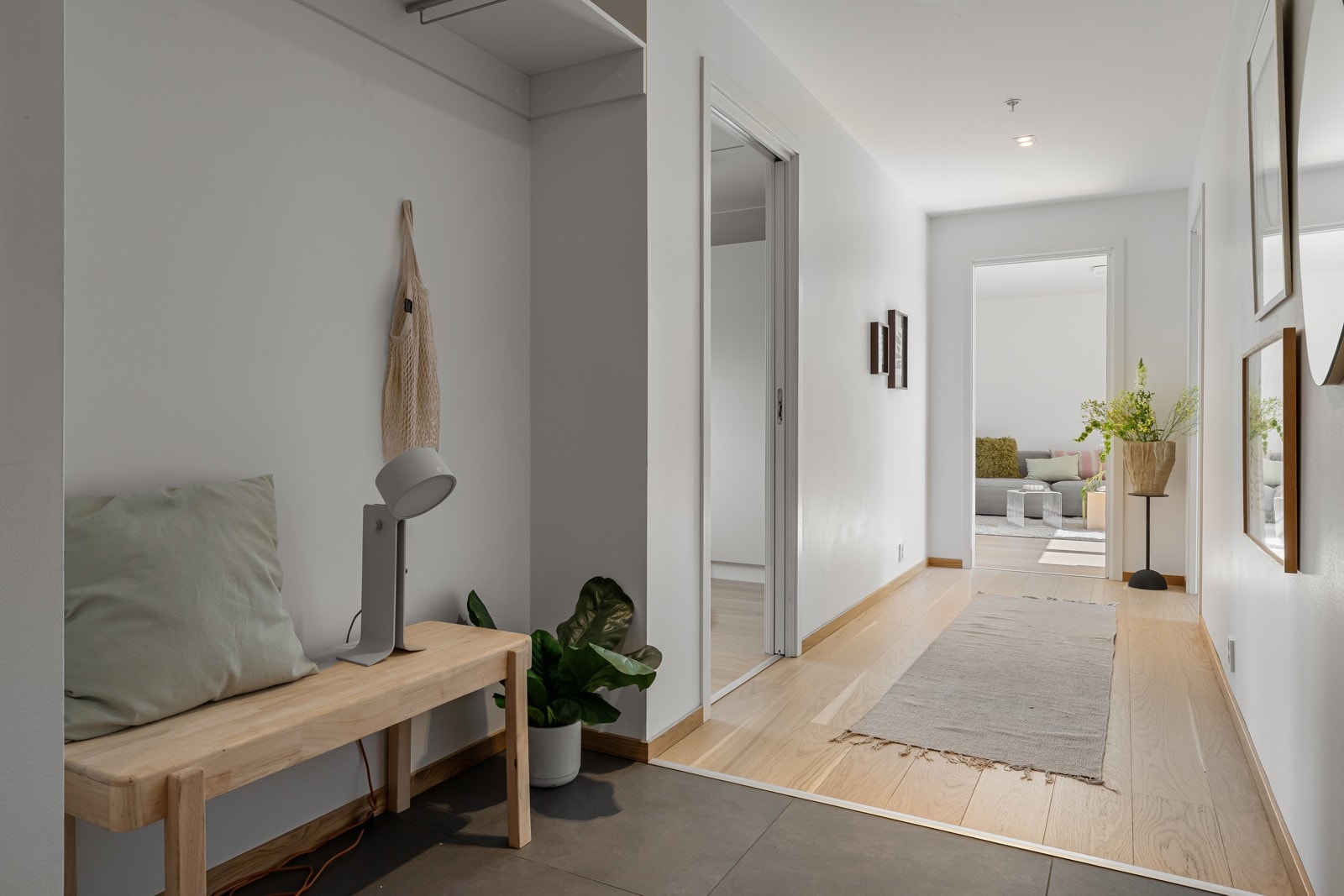 Entréen gir et godt førsteinntrykk med lyse overflater og en praktisk utforming. Her finner du også et moderne porttelefonanlegg som gjør det enkelt og trygt å ta imot besøk. Galleribilde