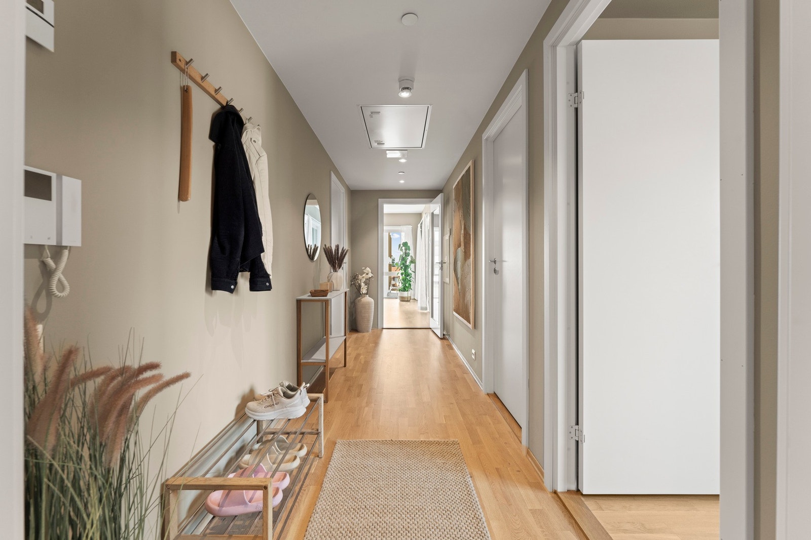 Leiligheten har entré med parkett på gulvet og malte, lyse overflater som gir et godt førsteinntrykk. Planløsningen gir enkel tilgang videre til stue/kjøkken, bad og soverom. Galleribilde