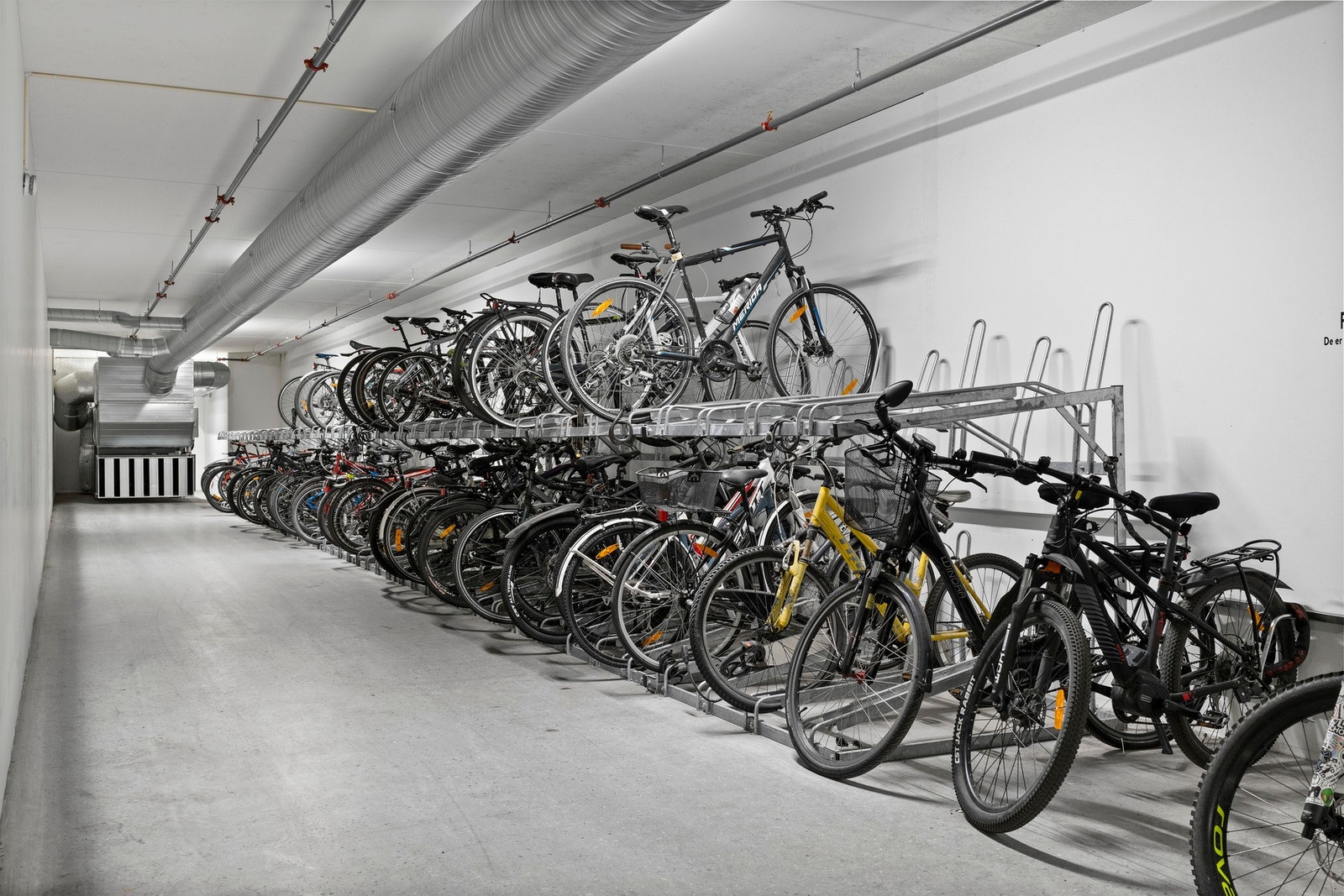 Egen sykkelparkering for praktisk og sikker oppbevaring av sykkelen din, lett tilgjengelig når du trenger den. Galleribilde