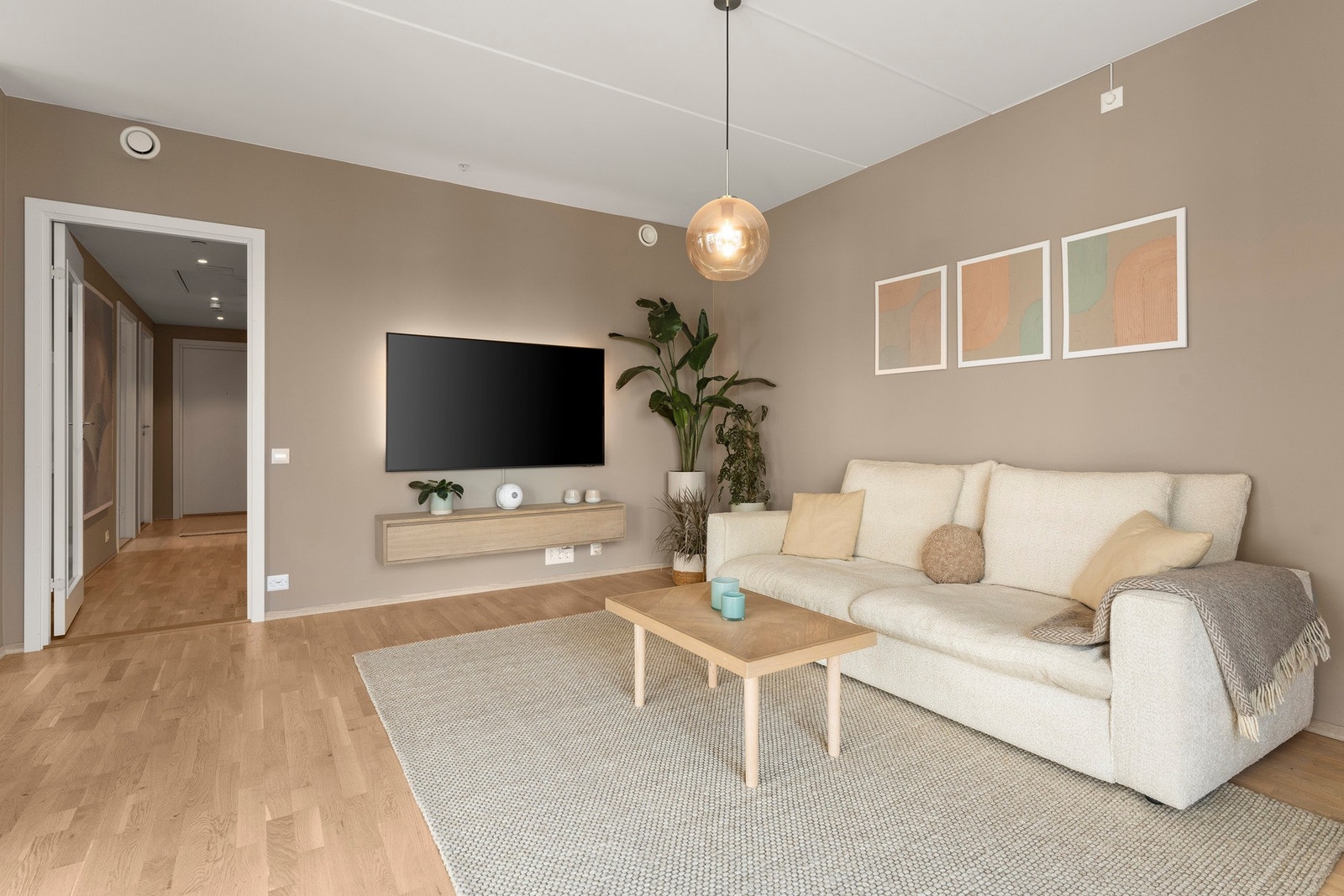 Det er god plass til sofa og tilhørende møblement for å skape en lun og innbydende stue med plass til både hverdag og fest. Galleribilde