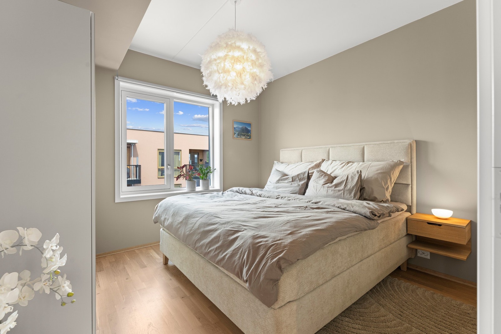 Boligen har to soverom med parkett på gulv og malte overflater. Begge rommene har plass til seng og tilhørende møbler. Galleribilde