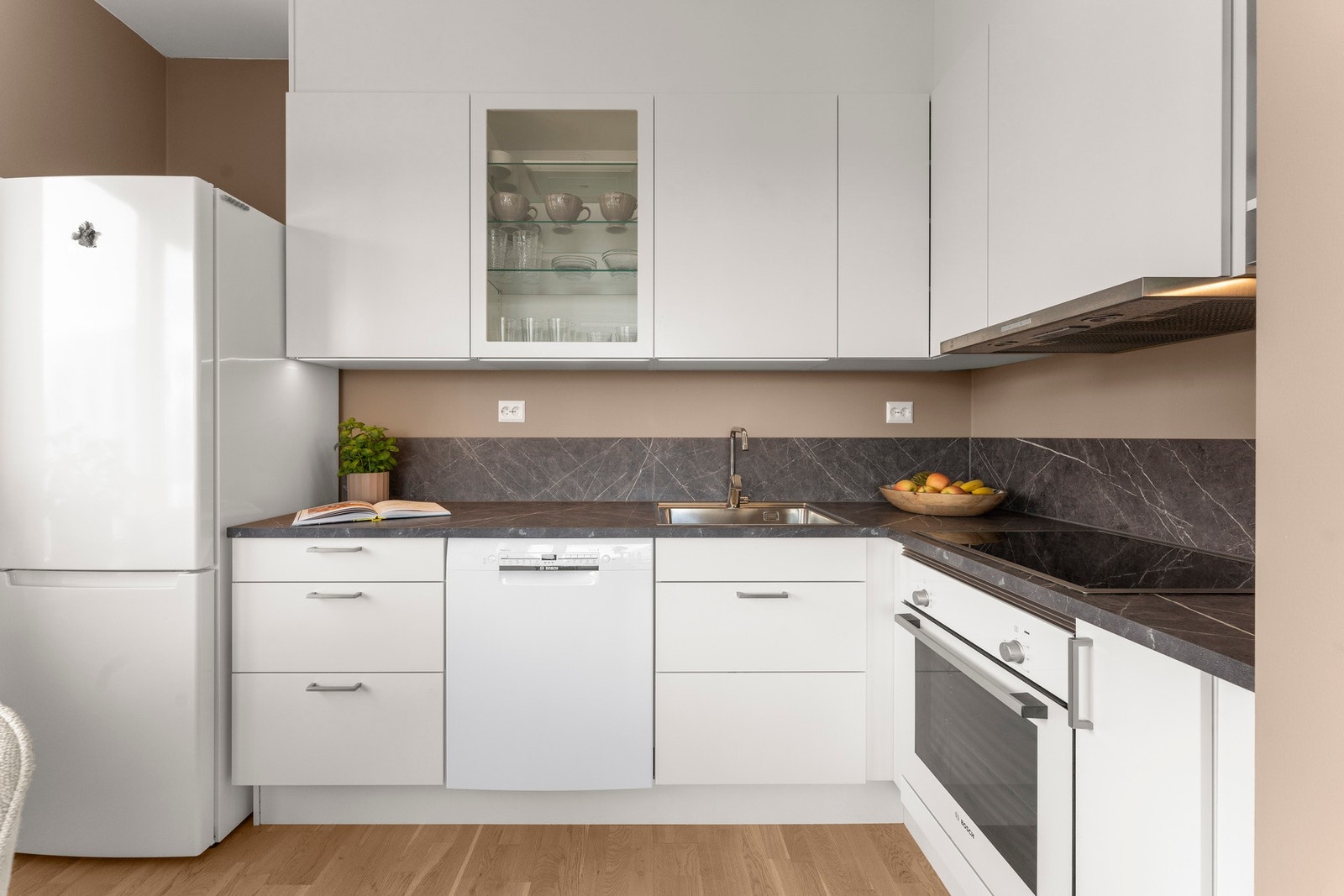 Kjøkkenet har avtrekk via ventilator og balansert ventilasjon i oppholdsrommet. Galleribilde