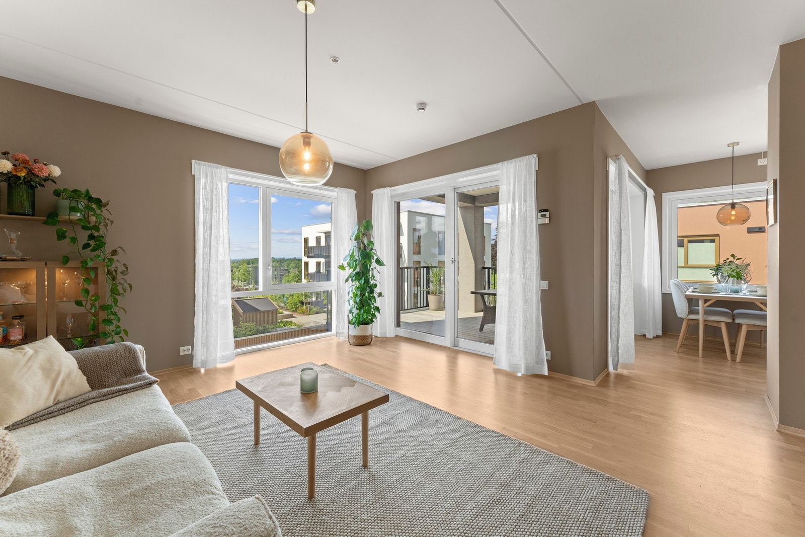 Fra stuen er det direkte utgang til balkongen på ca 12 kvm, som blir en forlengelse av rommet. Galleribilde