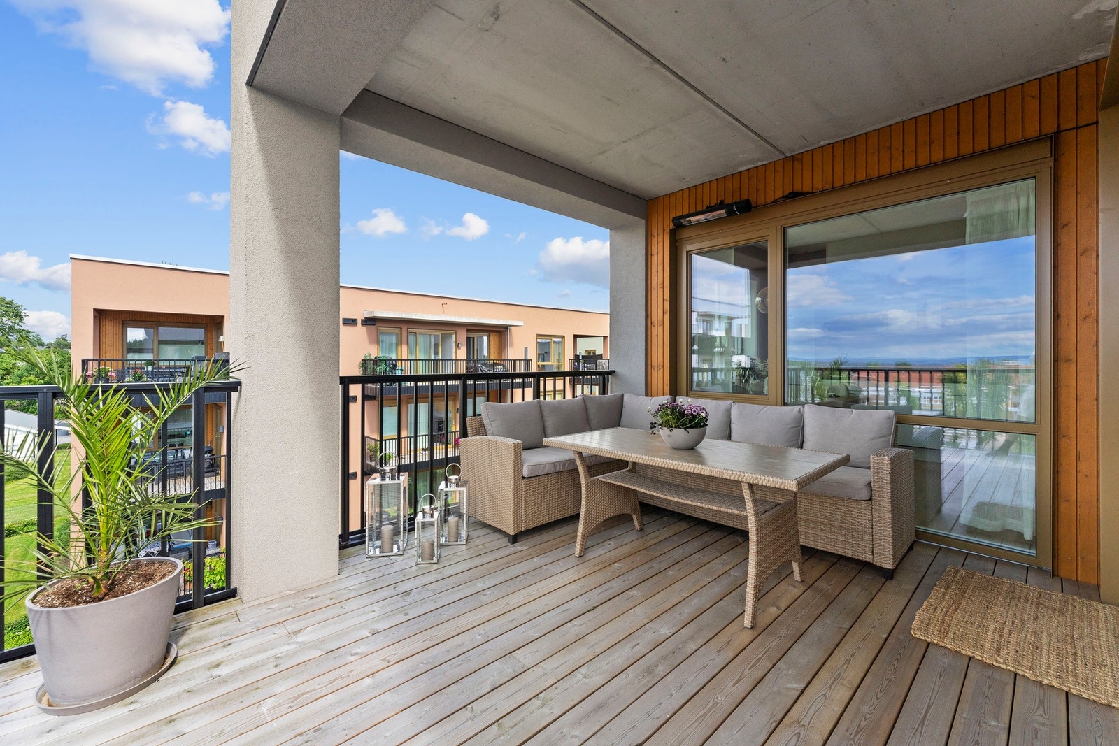 Leiligheten har enkel tilgang til buss, og du kan sykle på egne felt hele veien til sentrum. Fra Ski stasjon tar Follobanen deg til Oslo S på kun 11 minutter. Galleribilde