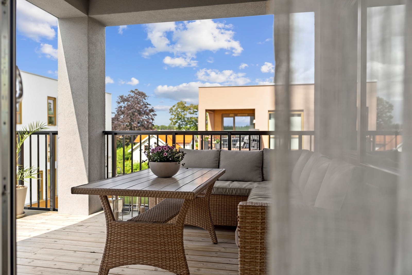 Det er god plass til å møblere etter eget ønske og skape en hyggelig uteplass for både morgenkaffen og sene sommerkvelder. Galleribilde