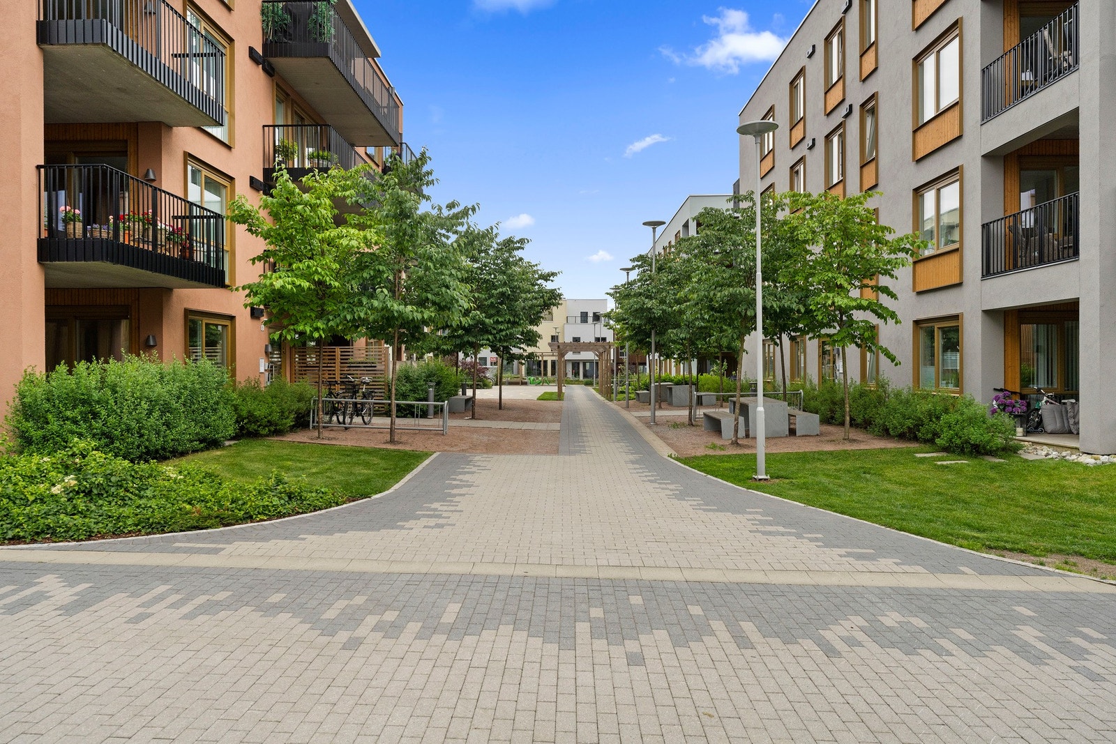 Koselig tun mellom blokkene skaper et hyggelig fellesområde for både store og små. Galleribilde