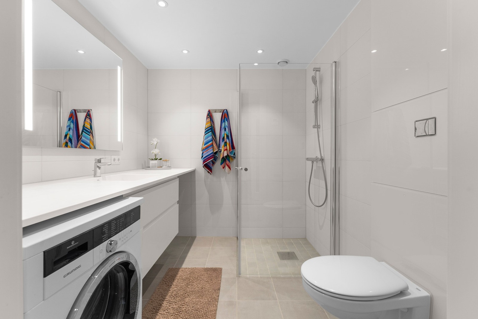 Det er opplegg for vaskemaskin, mekanisk avtrekk og luftespalte under døren for god ventilasjon. Badet har vannbåren gulvvarme for jevn og behagelig varme. Galleribilde