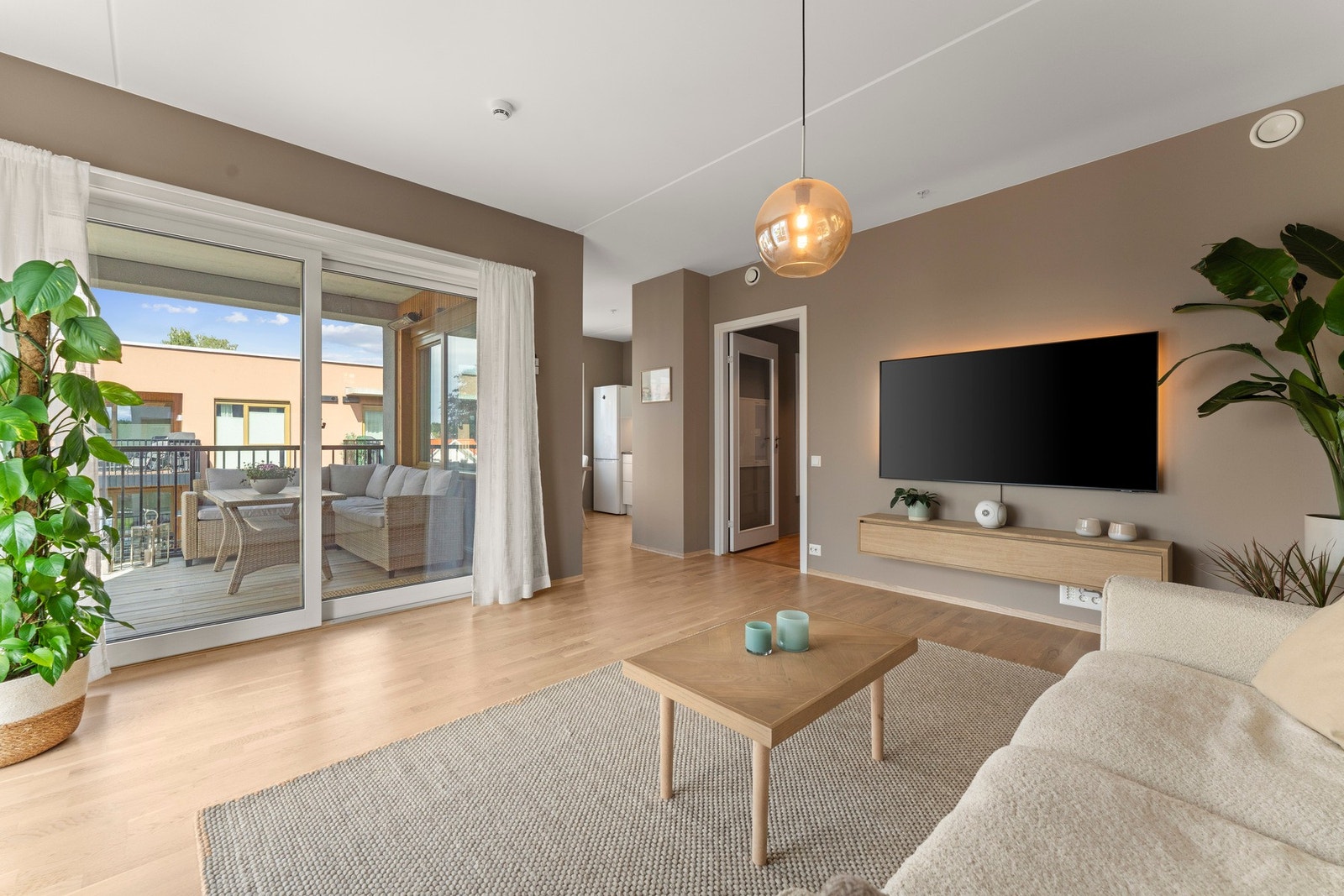 Fra stuen går det rett inn på kjøkkenet, noe som skaper en sosial og åpen planløsning perfekt for både hverdagsliv og hyggelige sammenkomster. Galleribilde