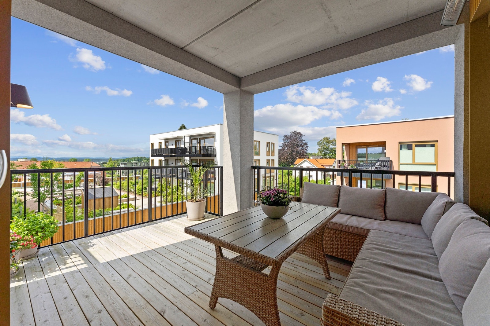 Fra stuen er det utgang til en stor balkong hvor varme sommerkvelder kan nytes. Galleribilde