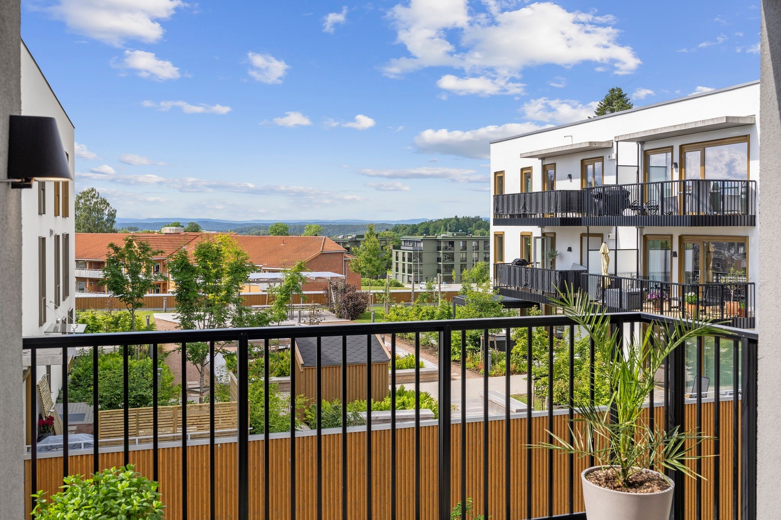 Her bor du med kort vei til både kollektivtransport og hovedveiforbindelser mot Oslo - en ideell beliggenhet for deg som ønsker en kombinasjon av bynærhet og naturopplevelser. Galleribilde