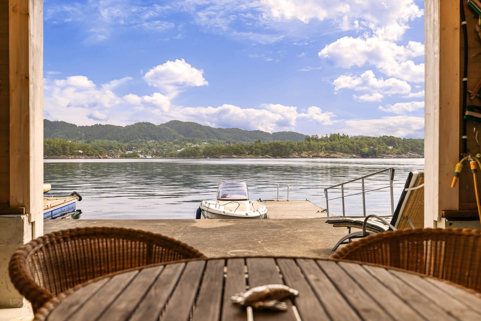 Utsikt fra nøstet mot flytebryggen Galleribilde